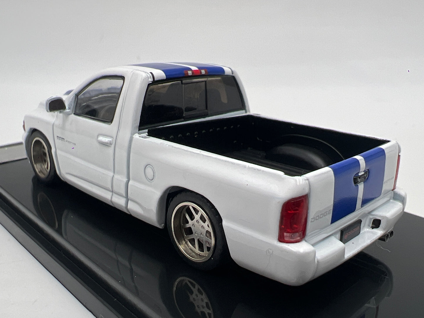 Shoom 64 Models 1:64 Dodge Ram SRT-10 White/Blue Stripes W/Accessories