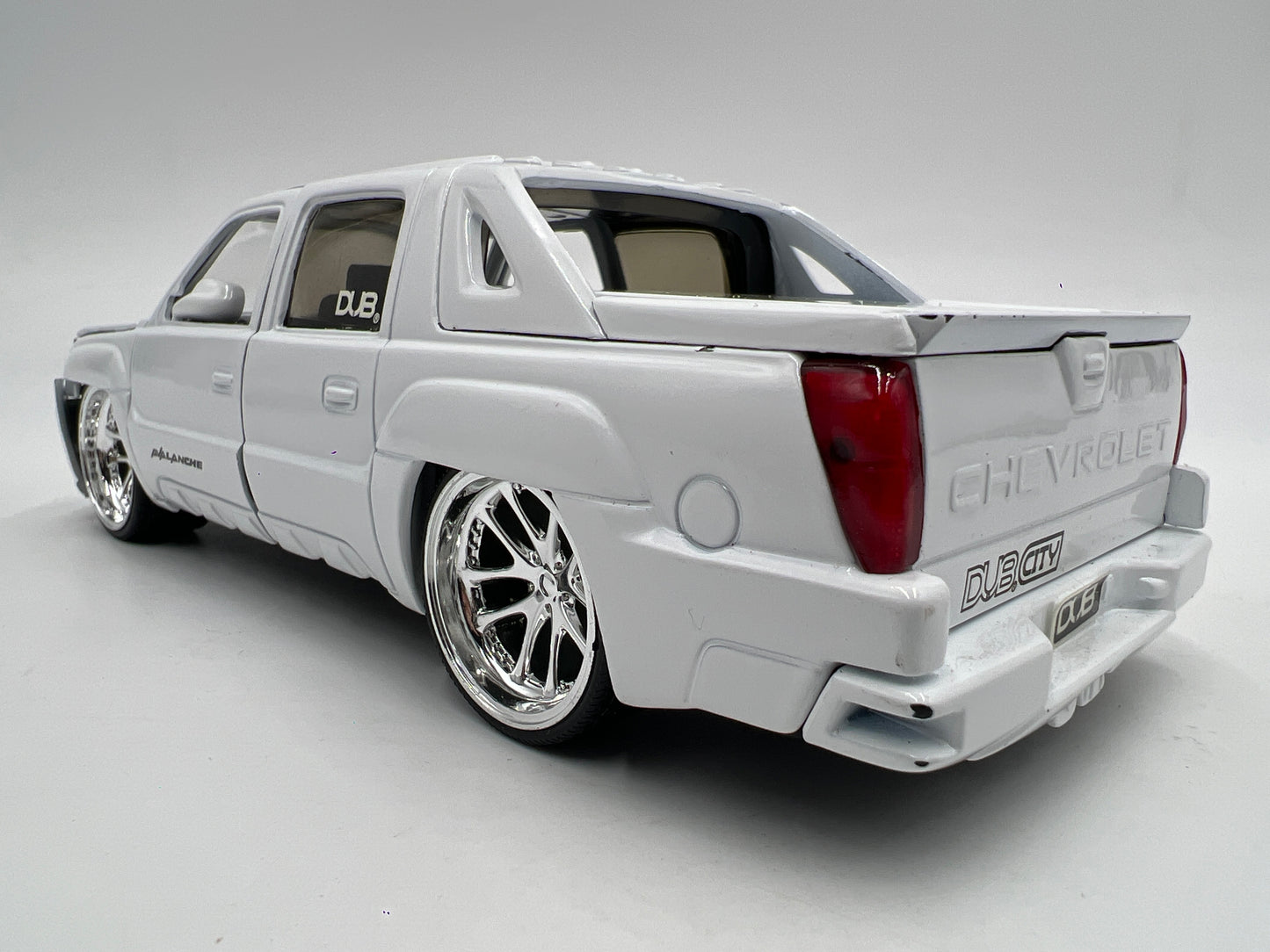 Jada 1/24 Scale Dub City 2001 Chevrolet Avalanche White Loose FOR PARTS