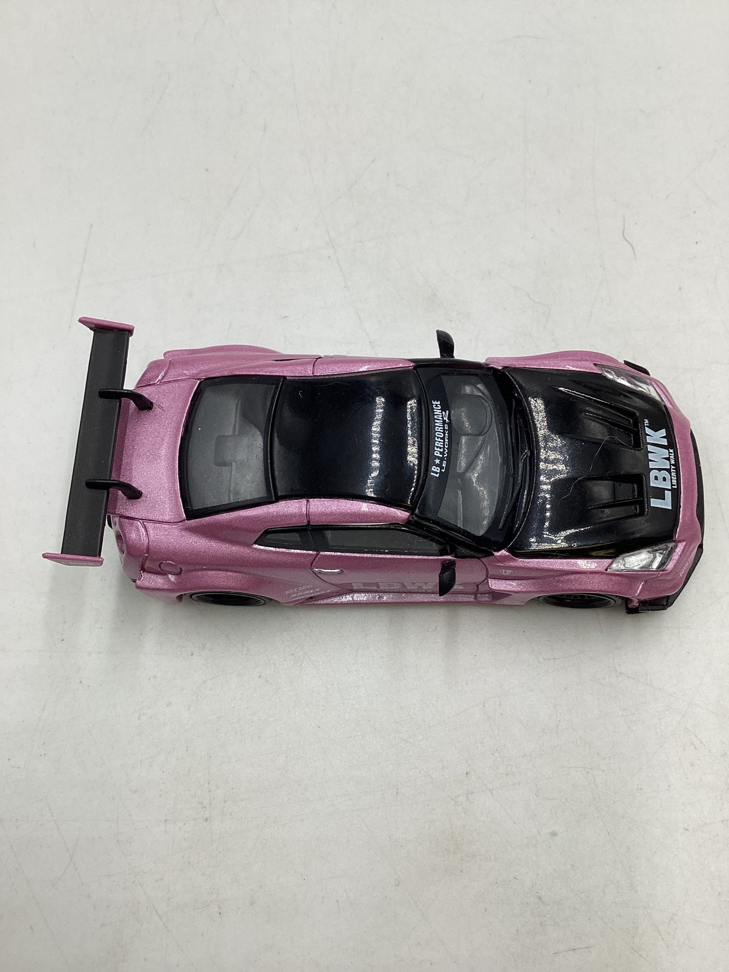 Mini GT #418 LB-Silhouette Works GT Nissan 35GT -RR LBWK Passion Pink