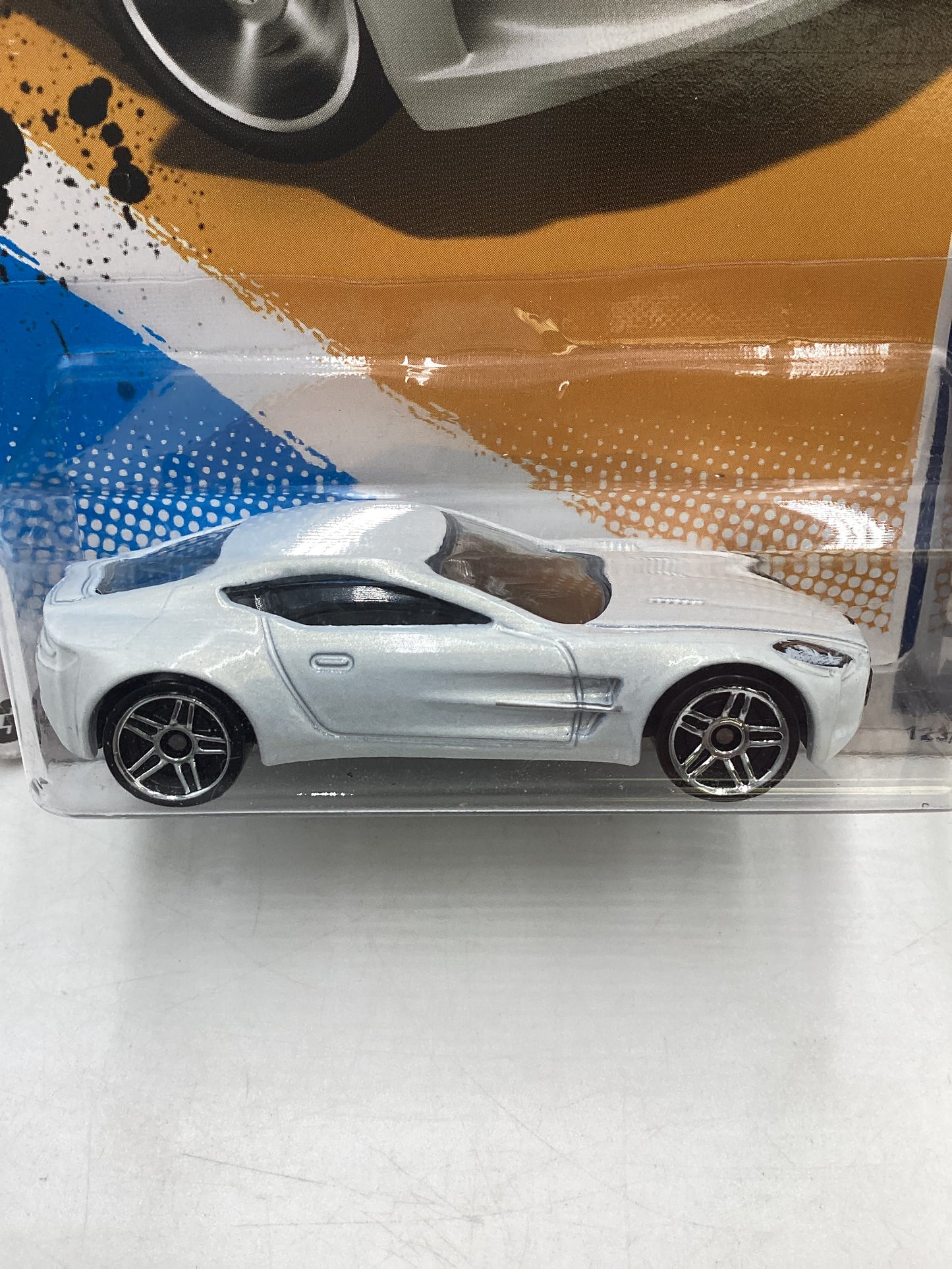 2012 Hot Wheels #123 Aston Martin One-77 White 107D