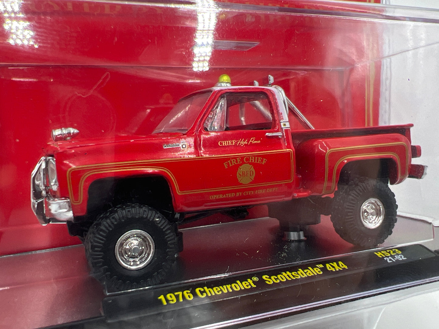 M2 Machines SBFD Chief High Flame 1976 Chevrolet Scottsdale 4x4 Red HS23 197B