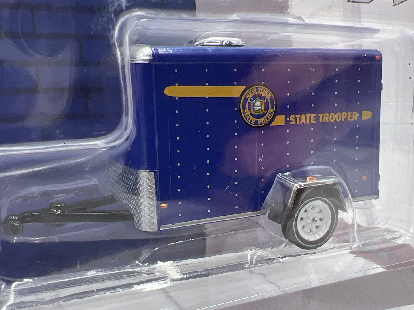 Greenlight Hobby Exclusive Hitch & Tow Hot Pursuit 2001 Jeep Cherokee W/Small Cargo Trailer 186D