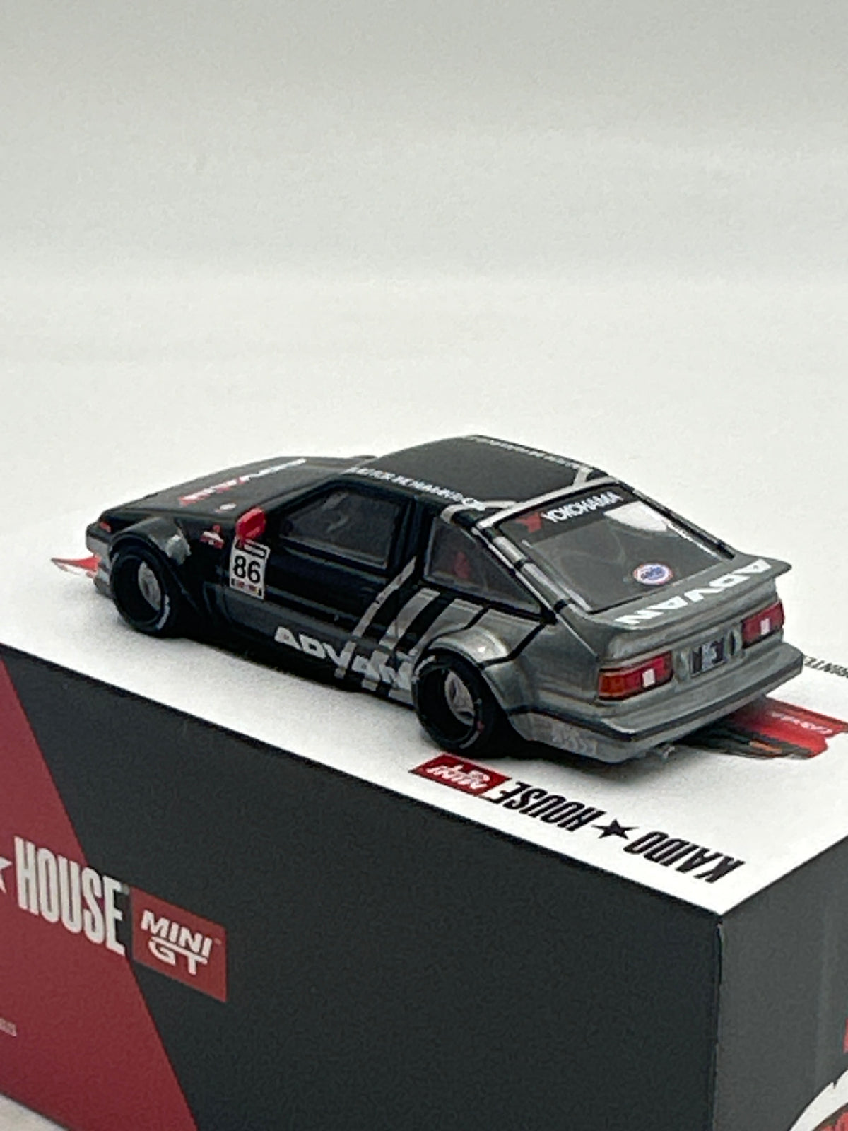 Mini GT Kaido House #214 Toyota AE86 Sprinter Trueno Kaido Advan CHASE