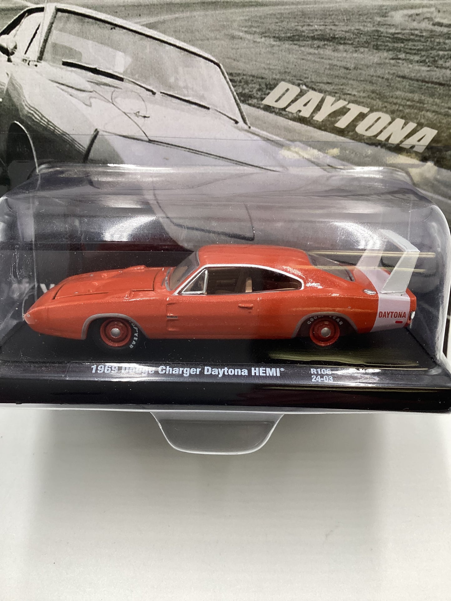 M2 Machines Auto Driver Dodge 1969 Dodge Charger Daytona Hemi Orange R106 192B