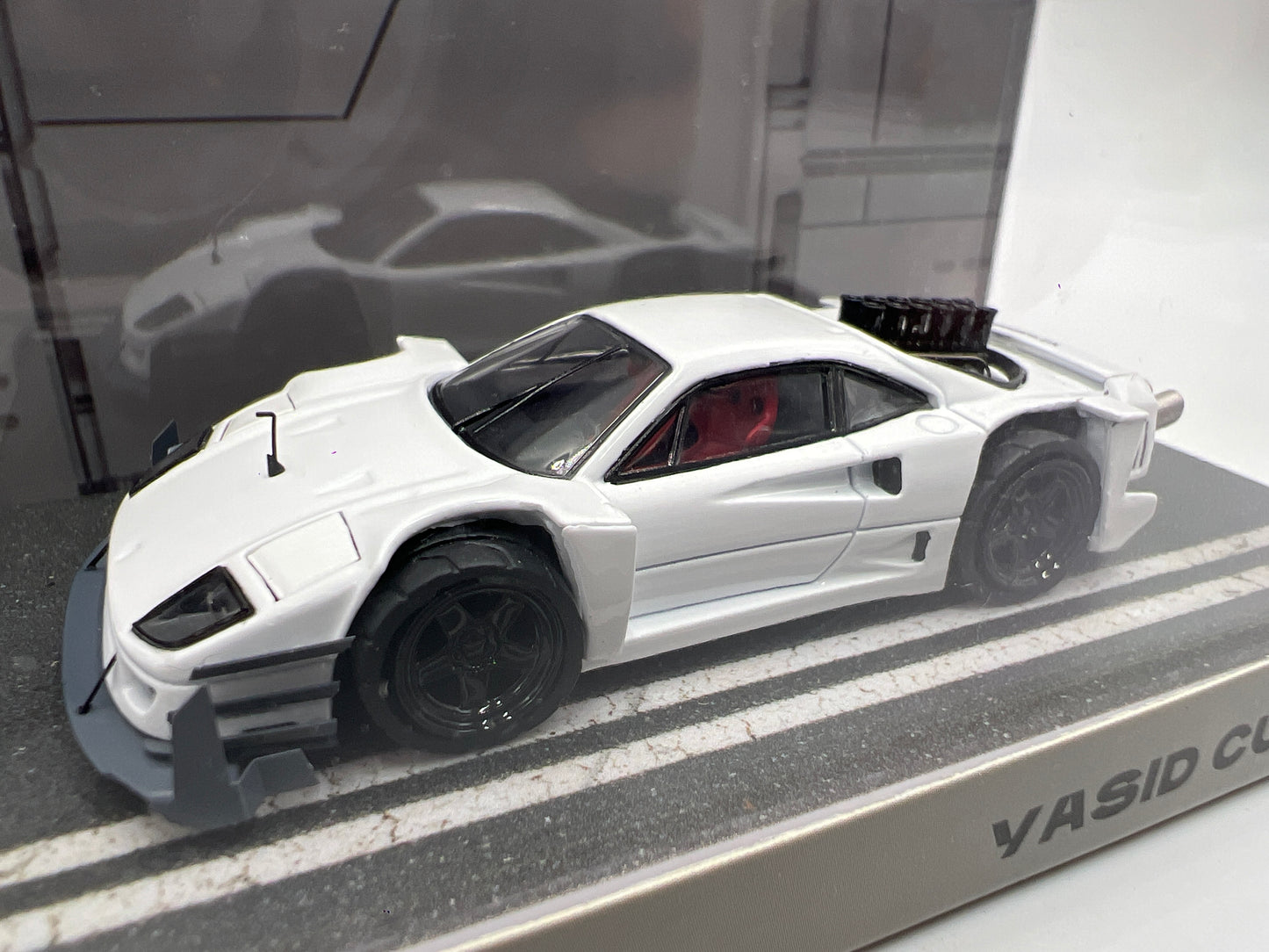 DCM 1/64 #12/599 AI.Yasid Custom Ferrari F40 White