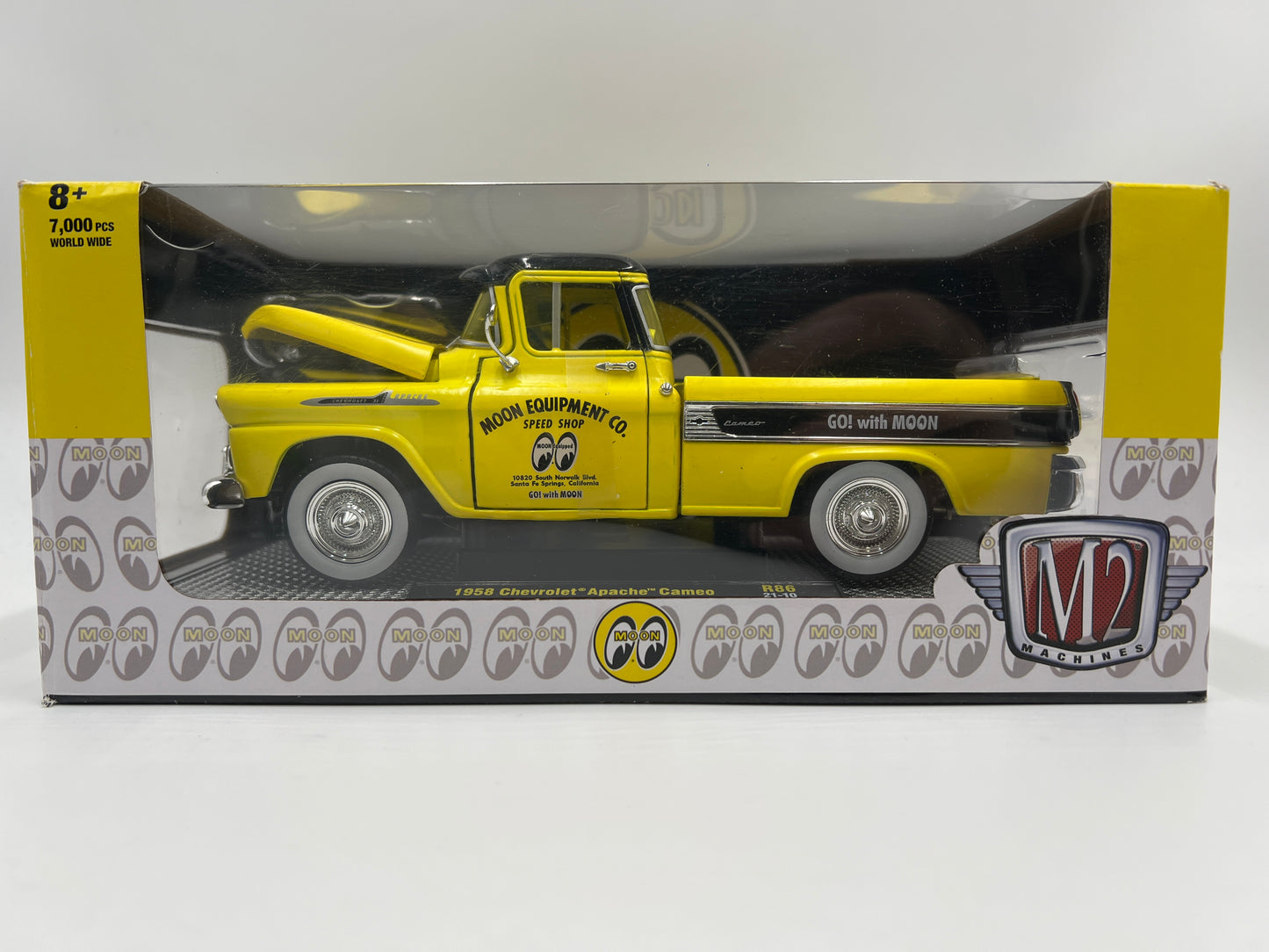 M2 Machines 1/24 Moon Equipped 1958 Chevrolet Apache Cameo Mooneyes Yellow R86