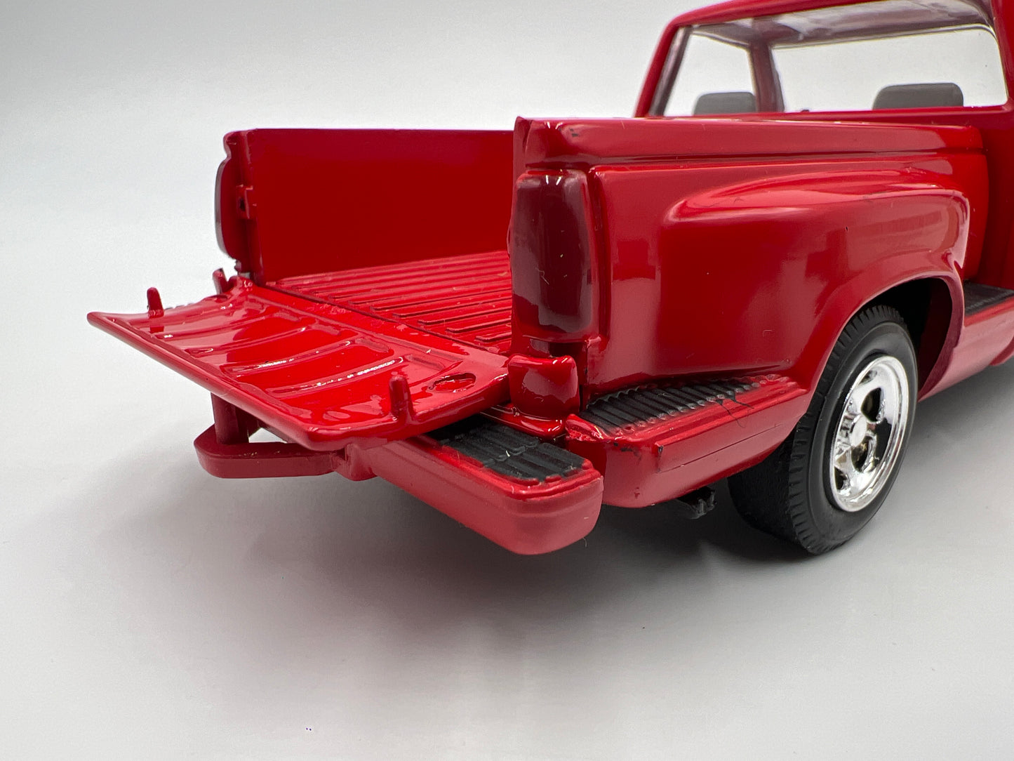 Motor Max American Classics 1/24 Scale 1992 GMC Sierra GT Pickup Red Loose