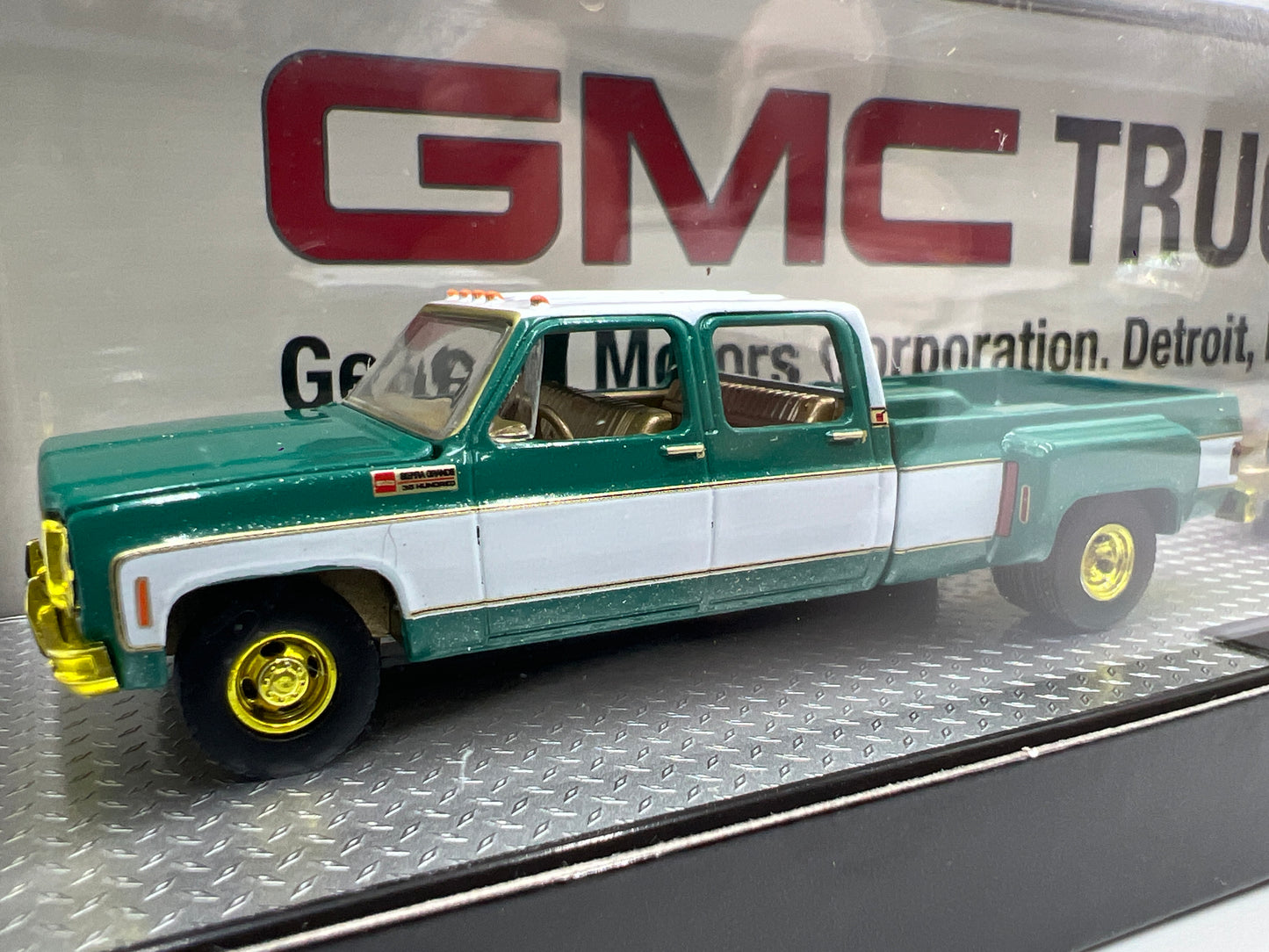 M2 Machines Auto Haulers CHASE 1973 GMC Sierra 3500 & 1976 GMC Sierra Grande 15  R88