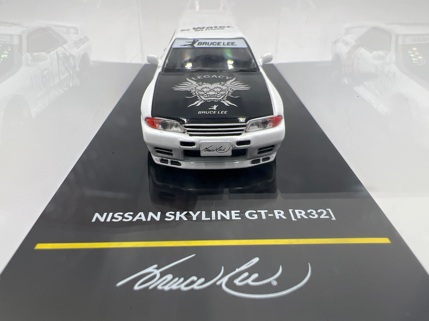 Inno64 1/64 Bruce Lee 50 Years Legacy Set Nissan Skyline GT-R R32 White