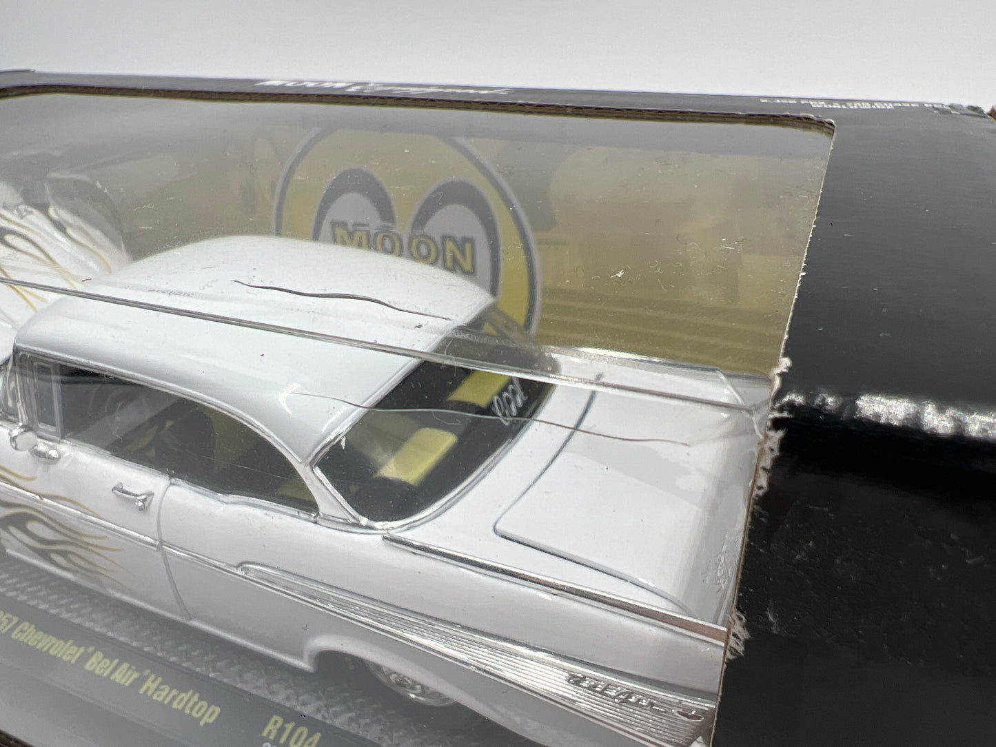 M2 Machines 1/24 Moon Equipped 1957 Chevrolet Bel Air Hardtop Mooneyes White R104 Cracked Blister