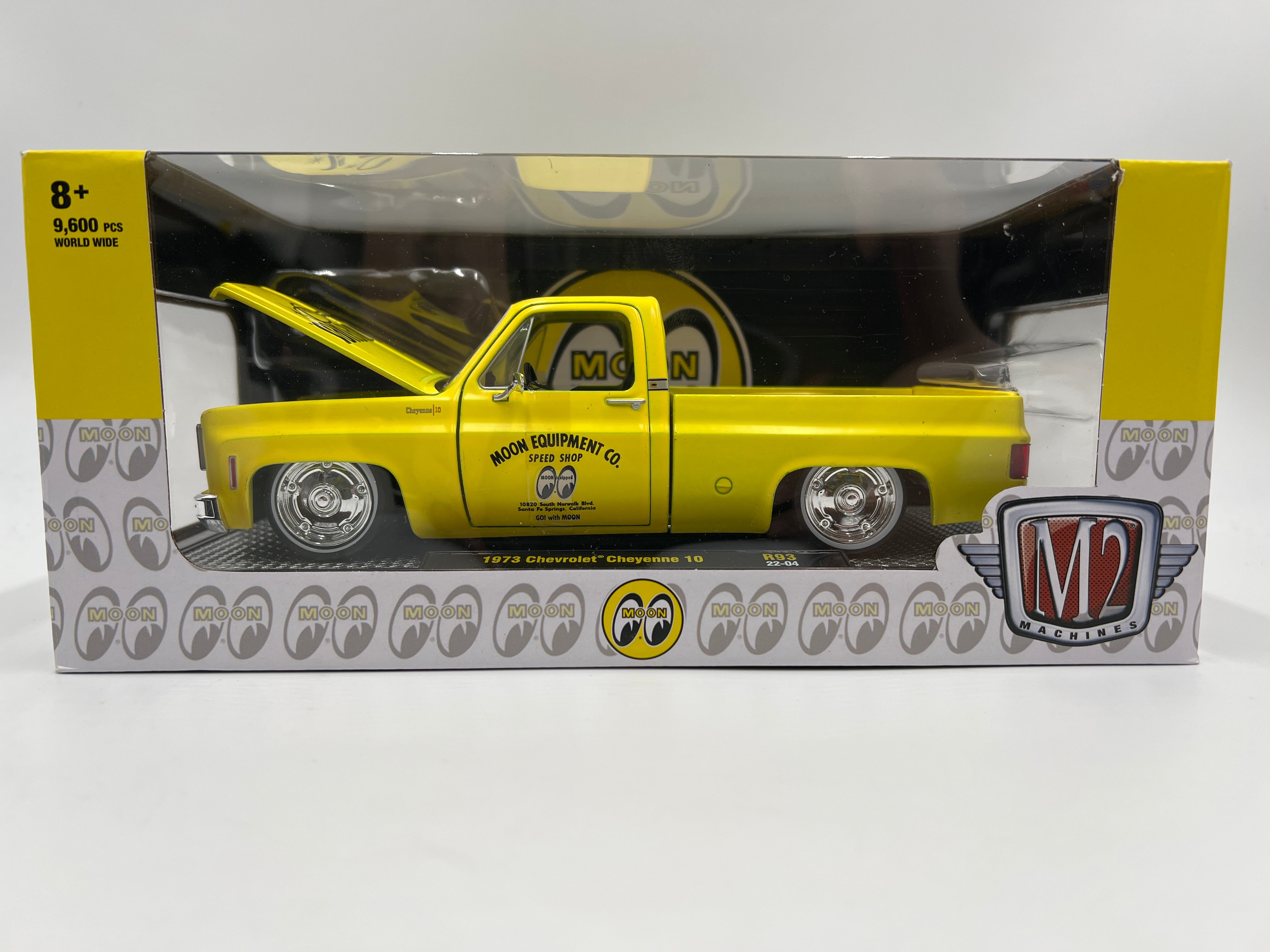 M2 Machines 1/24 Moon Equipped 1973 Chevrolet Cheyenne 10 Mooneyes