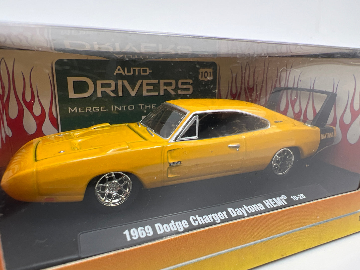 M2 Machines 10-28 Auto Drivers 1969 Dodge Charger Daytona Hemi Yellow