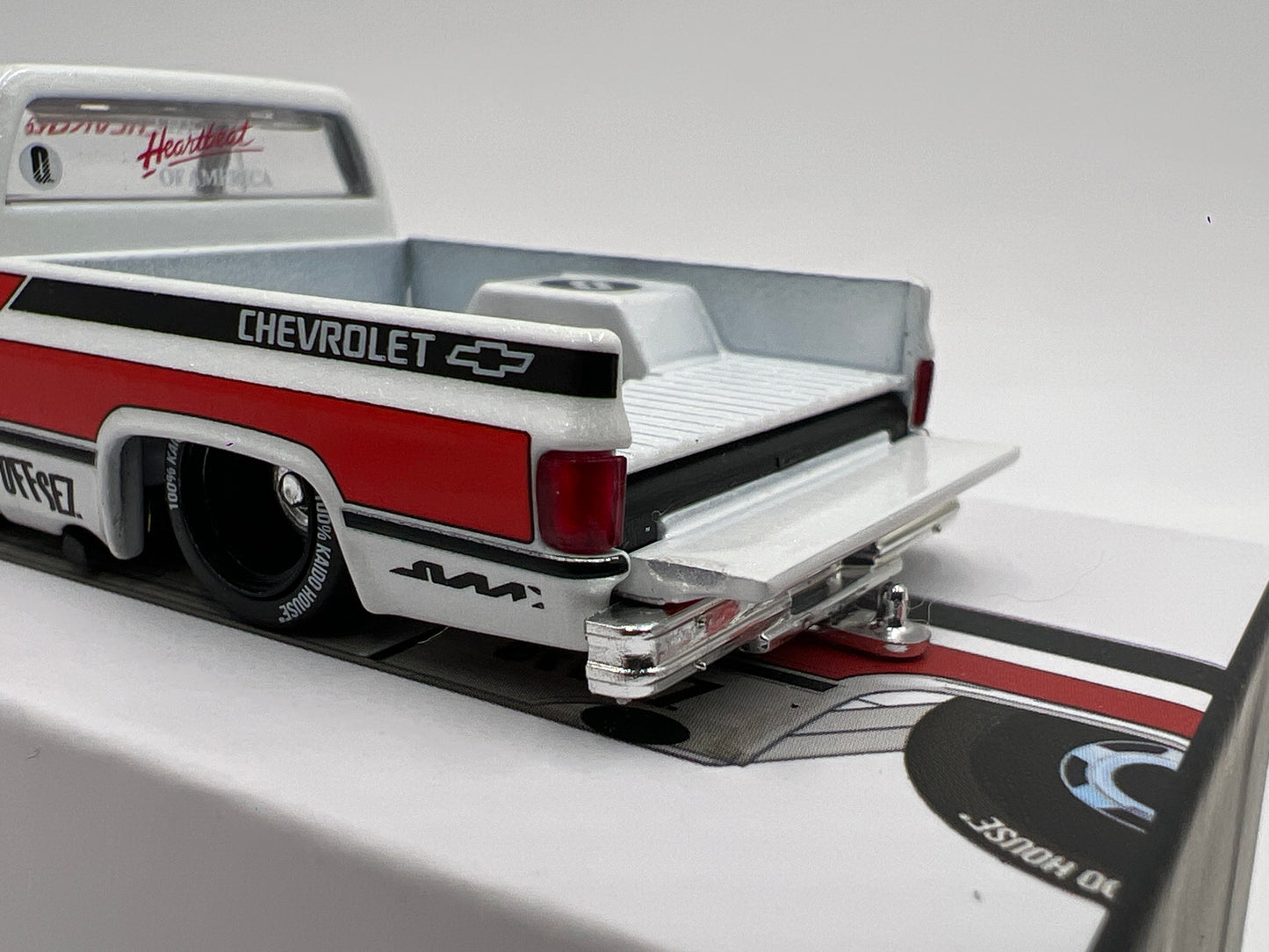 Mini GT x Kaido House #82 Chevrolet Silverado Kaido Works V1 White