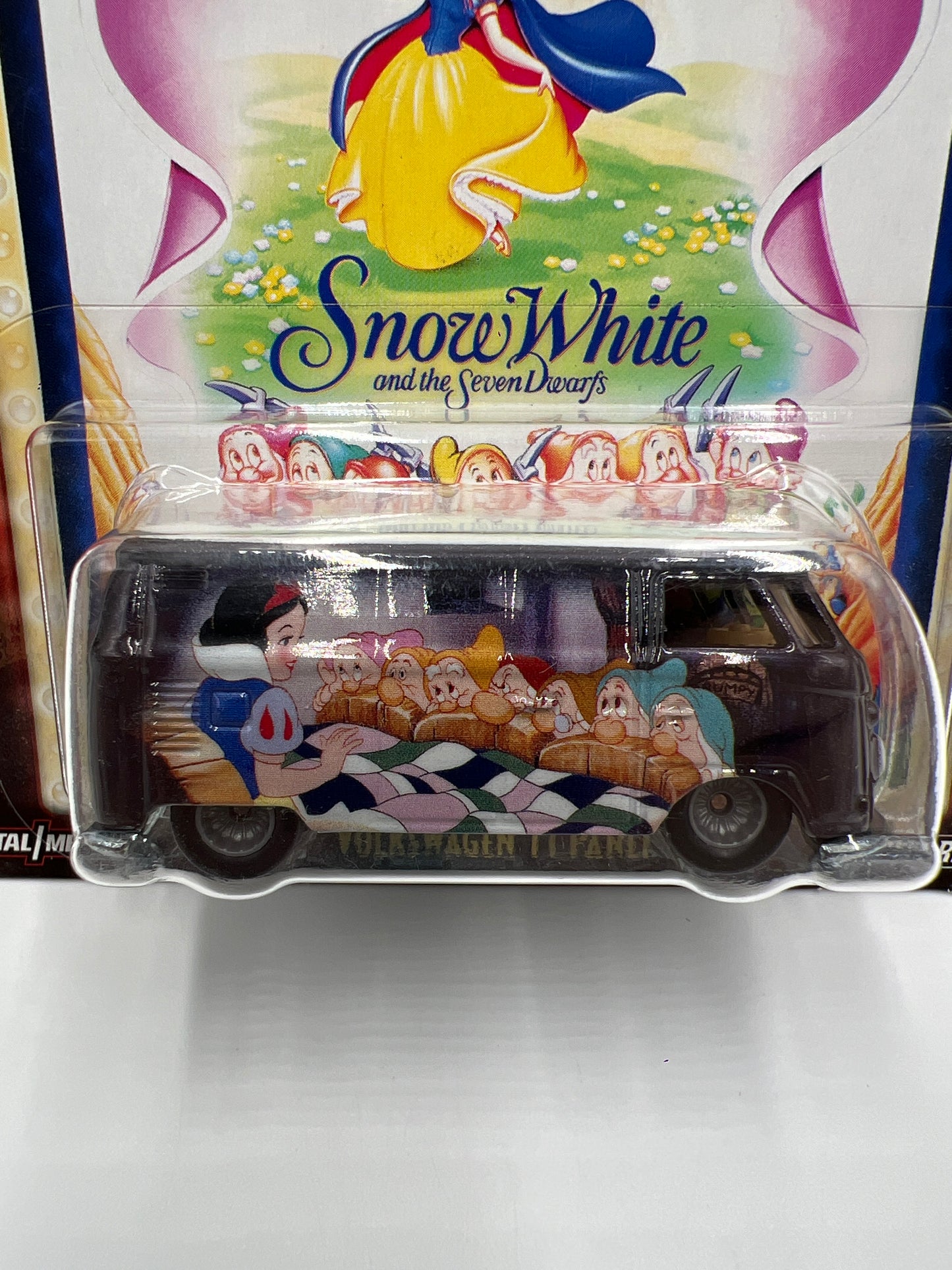 2018 Hot Wheels Premium Disney Snow White #1 Volkswagen T1 Panel Bus