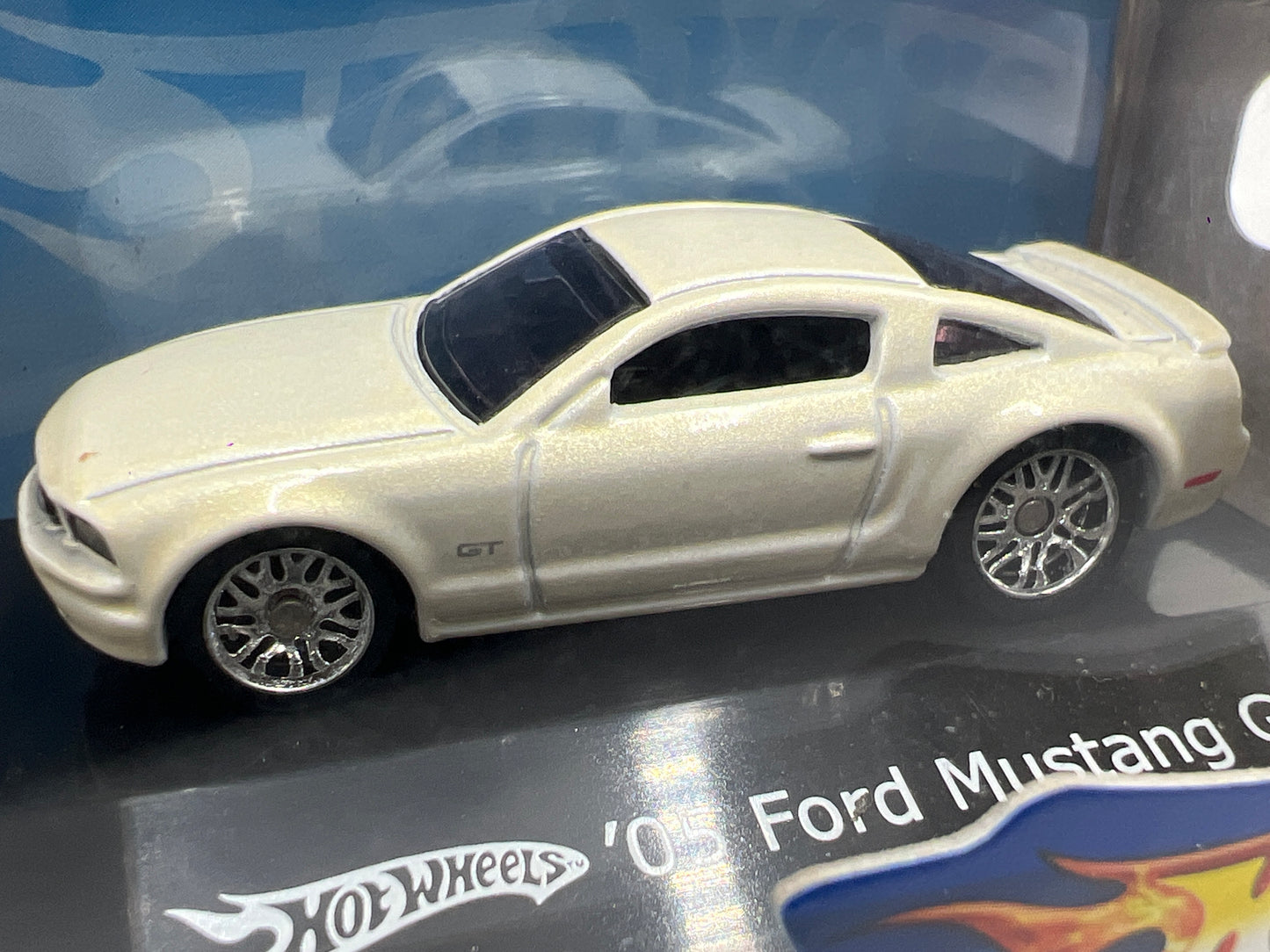 Hot Wheels 1:87 Scale 05 Ford Mustang GT White