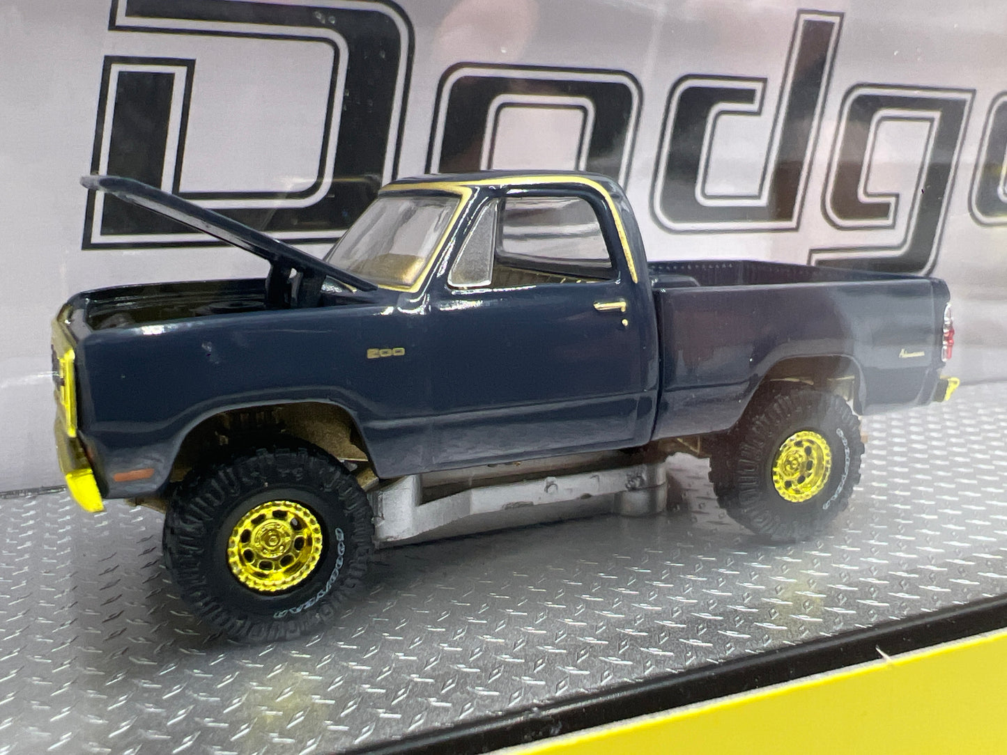M2 Machines Haulers CHASE 1974 Dodge W200 Power Wagon 1978 Dodge Adventurer R82