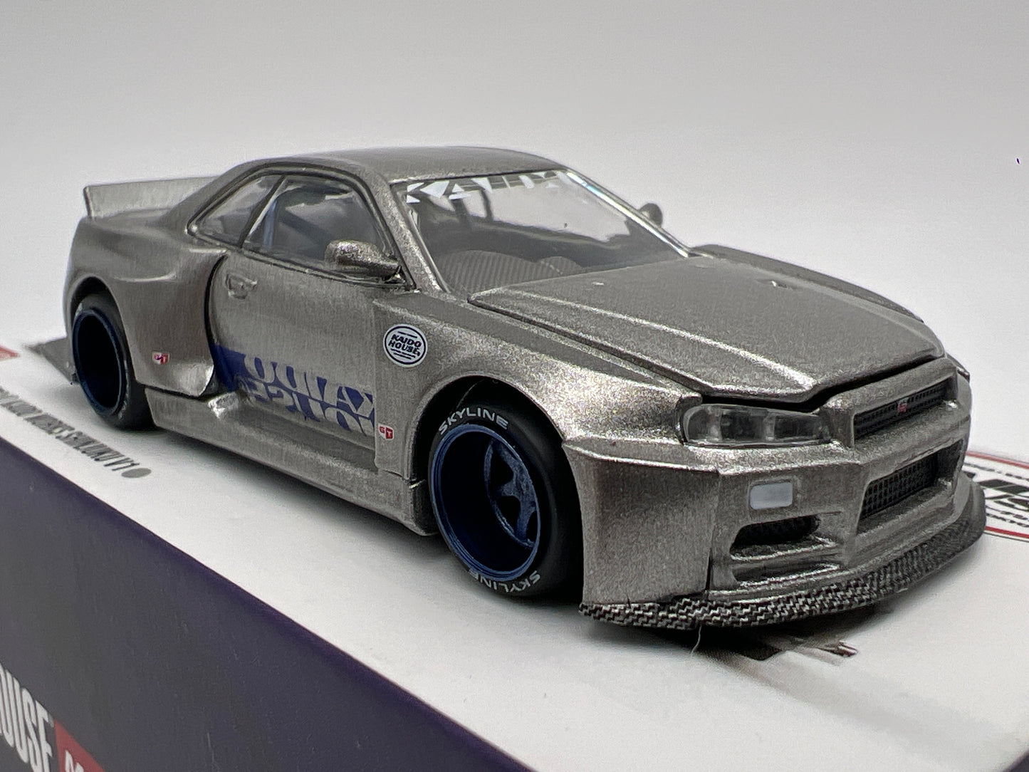 Mini GT Kaido House #143 Nissan Skyline GT-R R34 Kaido Works Shinjuku V1