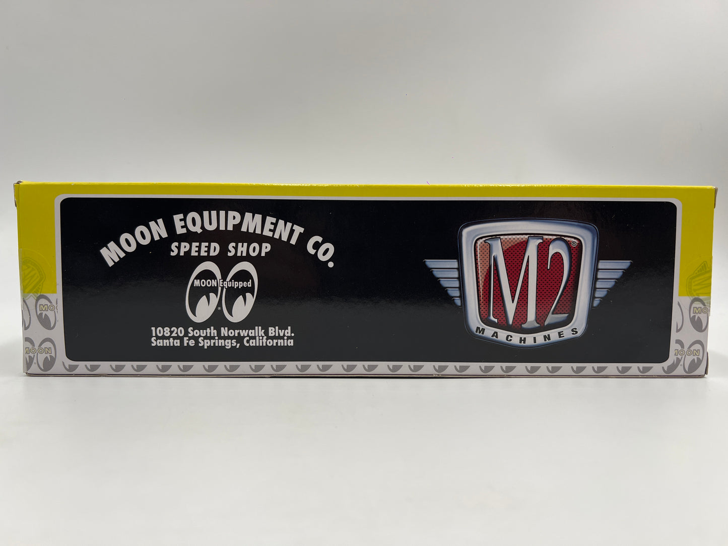 M2 Machines Auto Haulers Walmart Exclusive Mooneyes 1970 Chevrolet C60 Truck & 1967 Chevrolet Camaro SS 350 S30