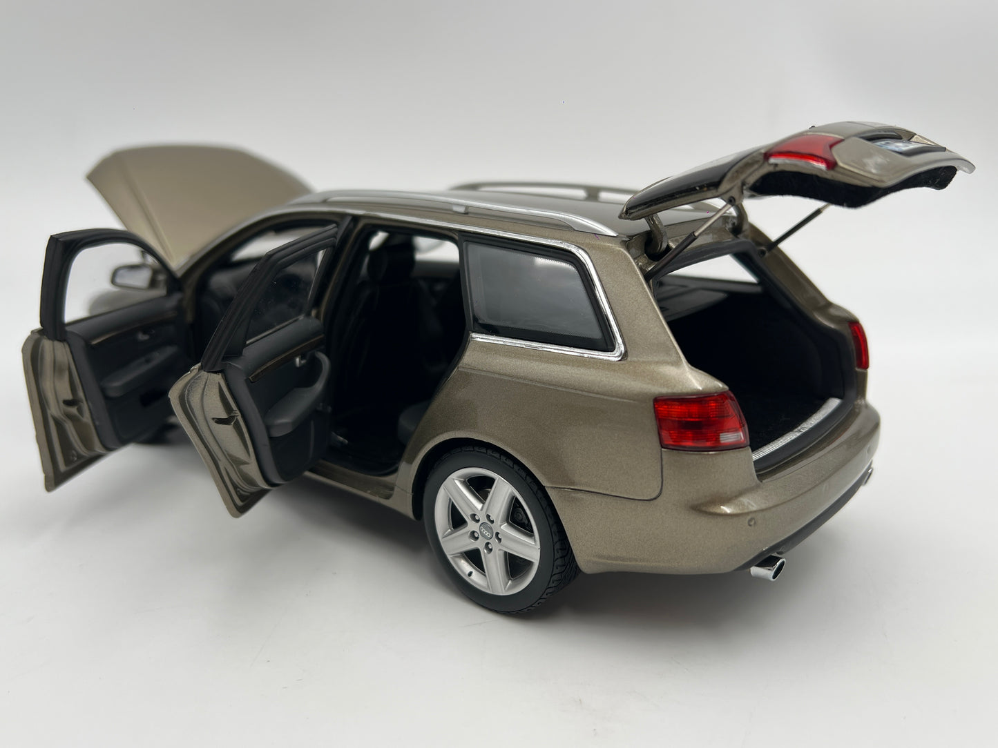 Minichamps 1:18 Scale 2005 Audi A4 Avant Beige Metallic Exceptional Detail W/Box See Desc