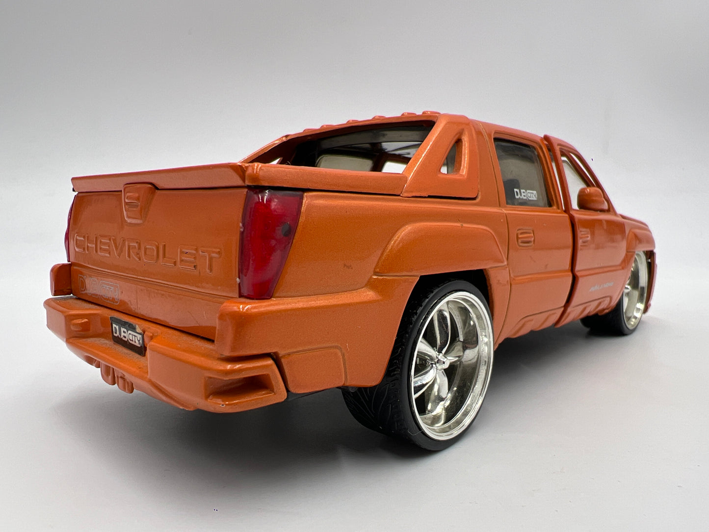 Jada 1/24 Scale Dub City 2001 Chevrolet Avalanche Orange Loose