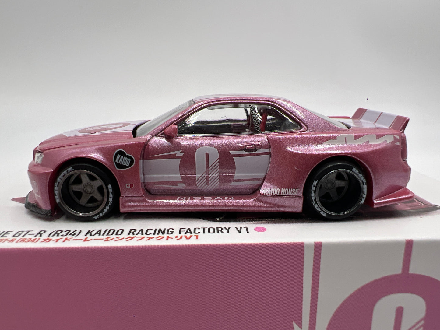 Mini GT Kaido House #128 Nissan Skyline GT-R R34 Kaido Racing Factory V1 Pink