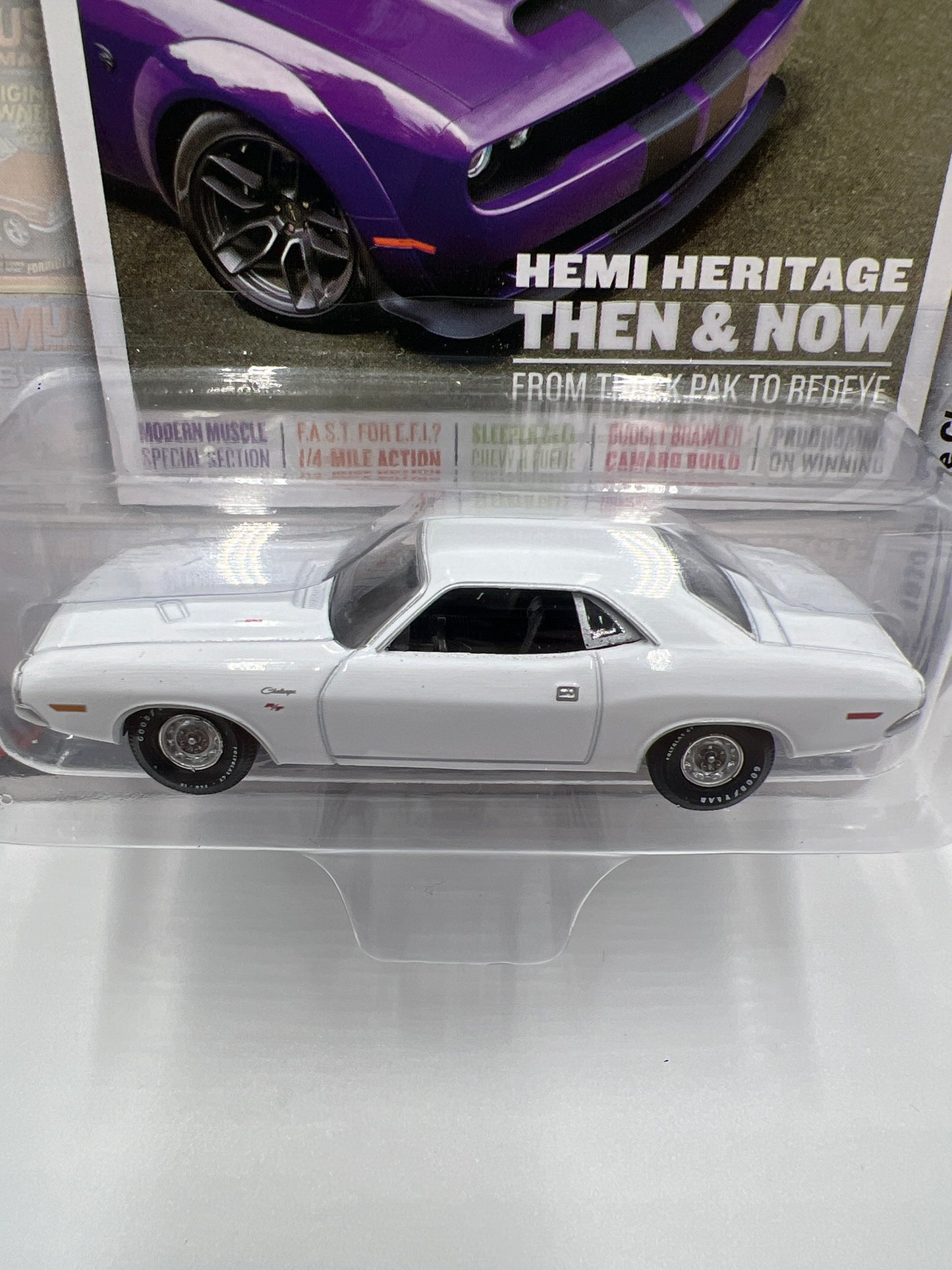 Auto World Hemmings Muscle Machines Release 4 Version B 1970 Dodge Challenger R/T White 231G