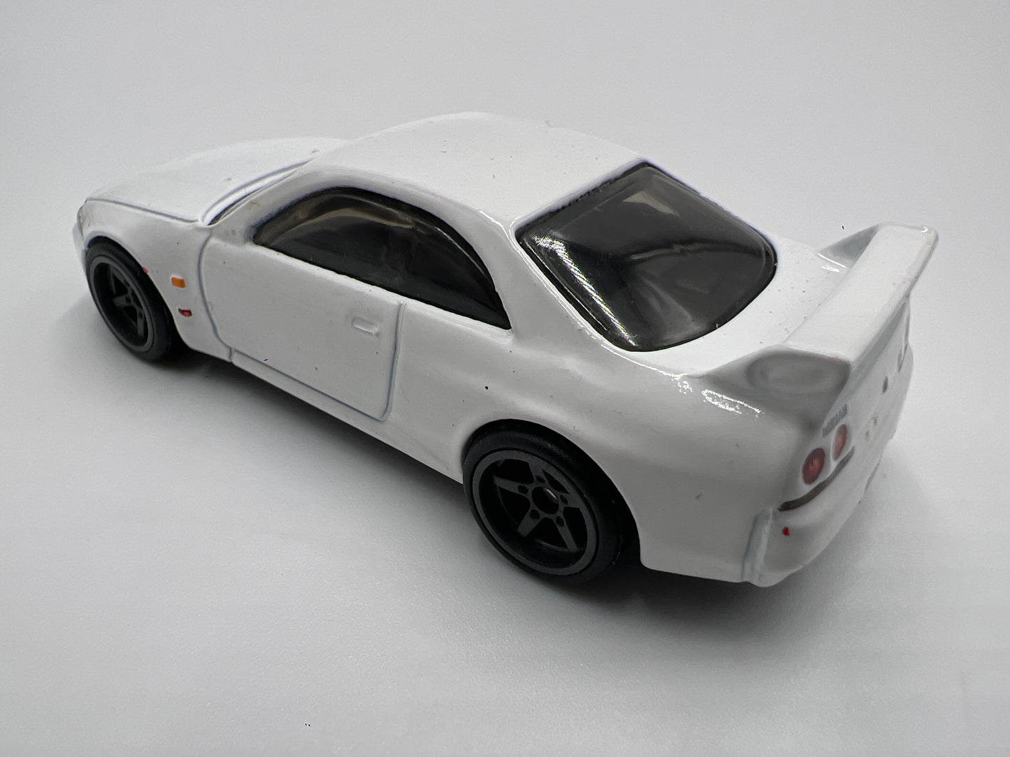 Hot Wheels 1/64 Premium Diorama Set Nissan Skyline GT-R R33 White Loose
