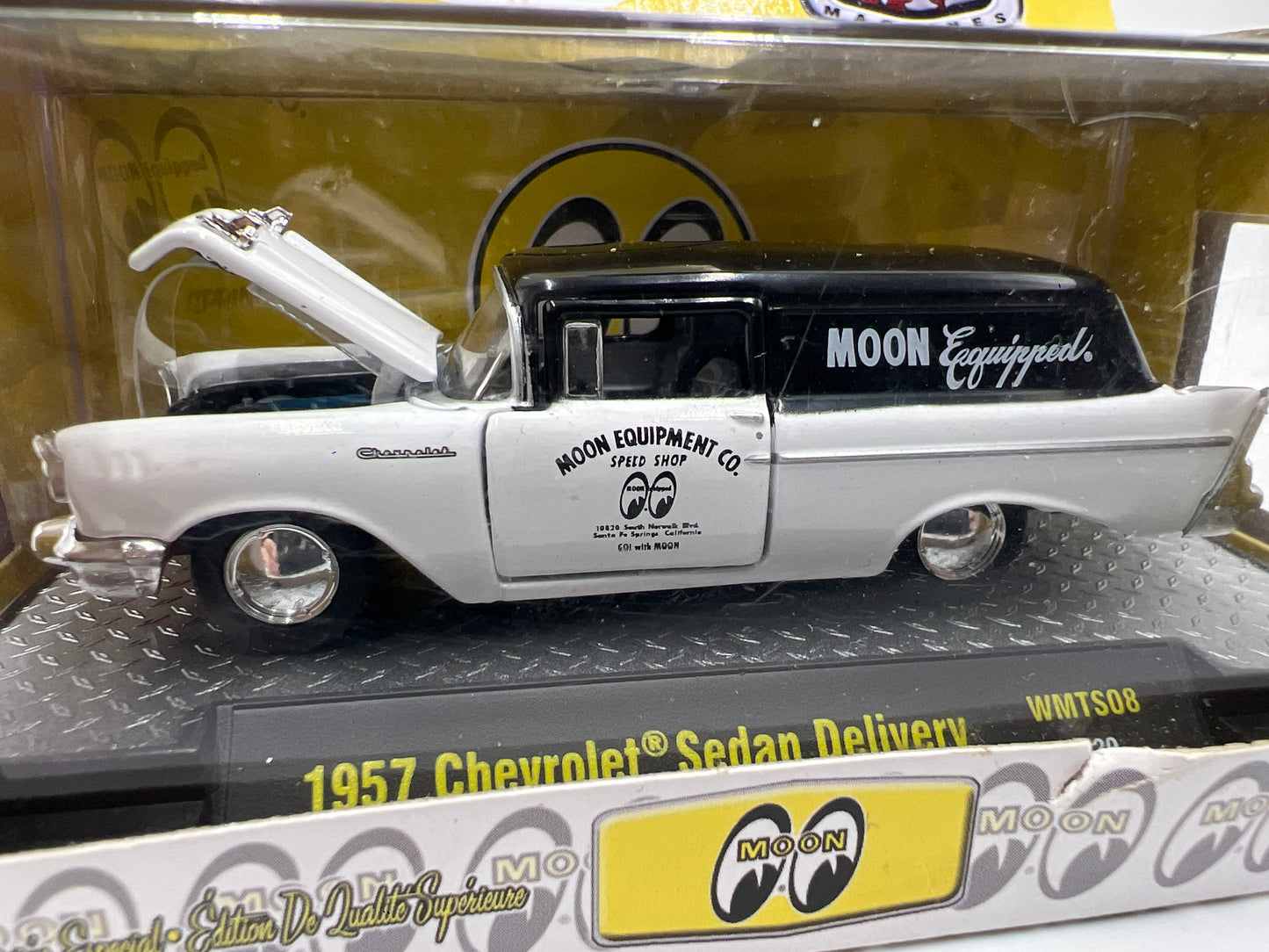 M2 Machines Walmart Exclusive Mooneyes 1957 Chevrolet Sedan Delivery White/Black (Bad Box) WMTS08