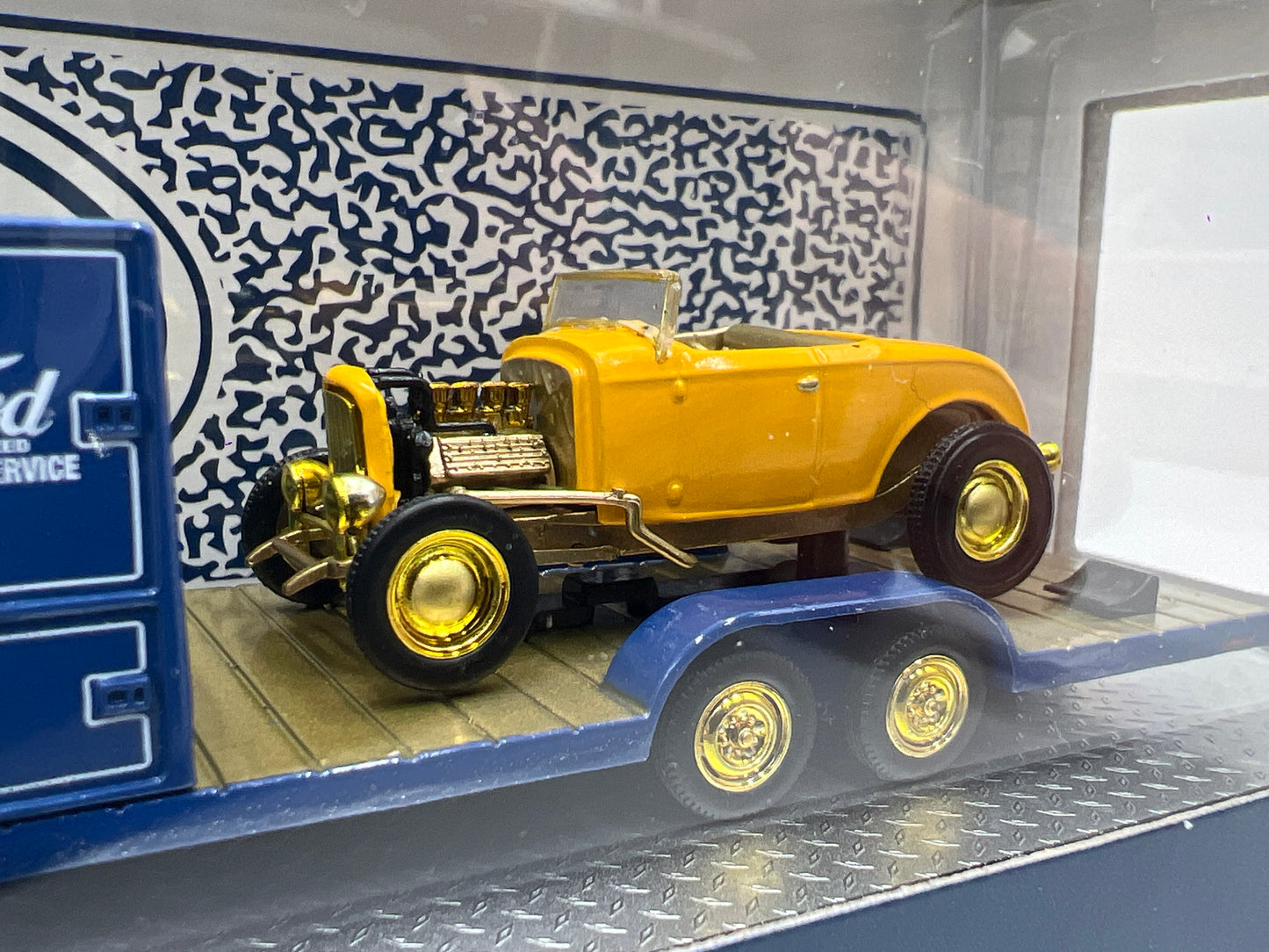 M2 Machines Haulers R93 CHASE 1948 Ford Parcel Truck & 1932 Ford Roadster