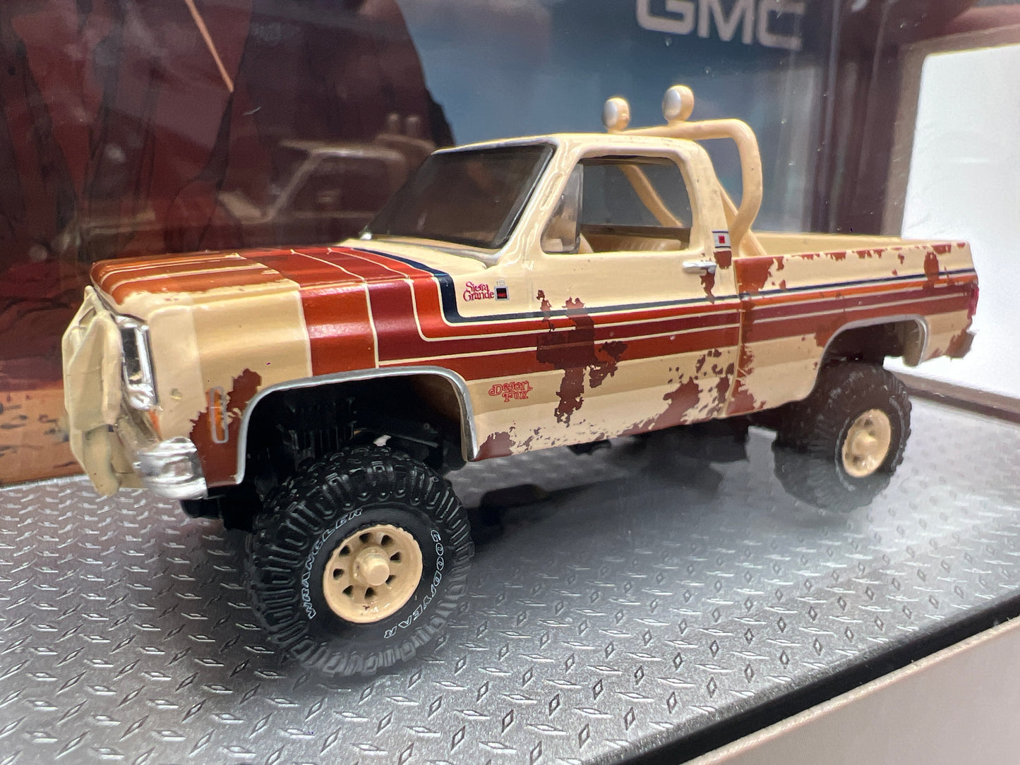 M2 Machines Haulers R95 1977 GMC Sierra Classic 3500 4x4 & Sierra Grande 15 Desert Fox