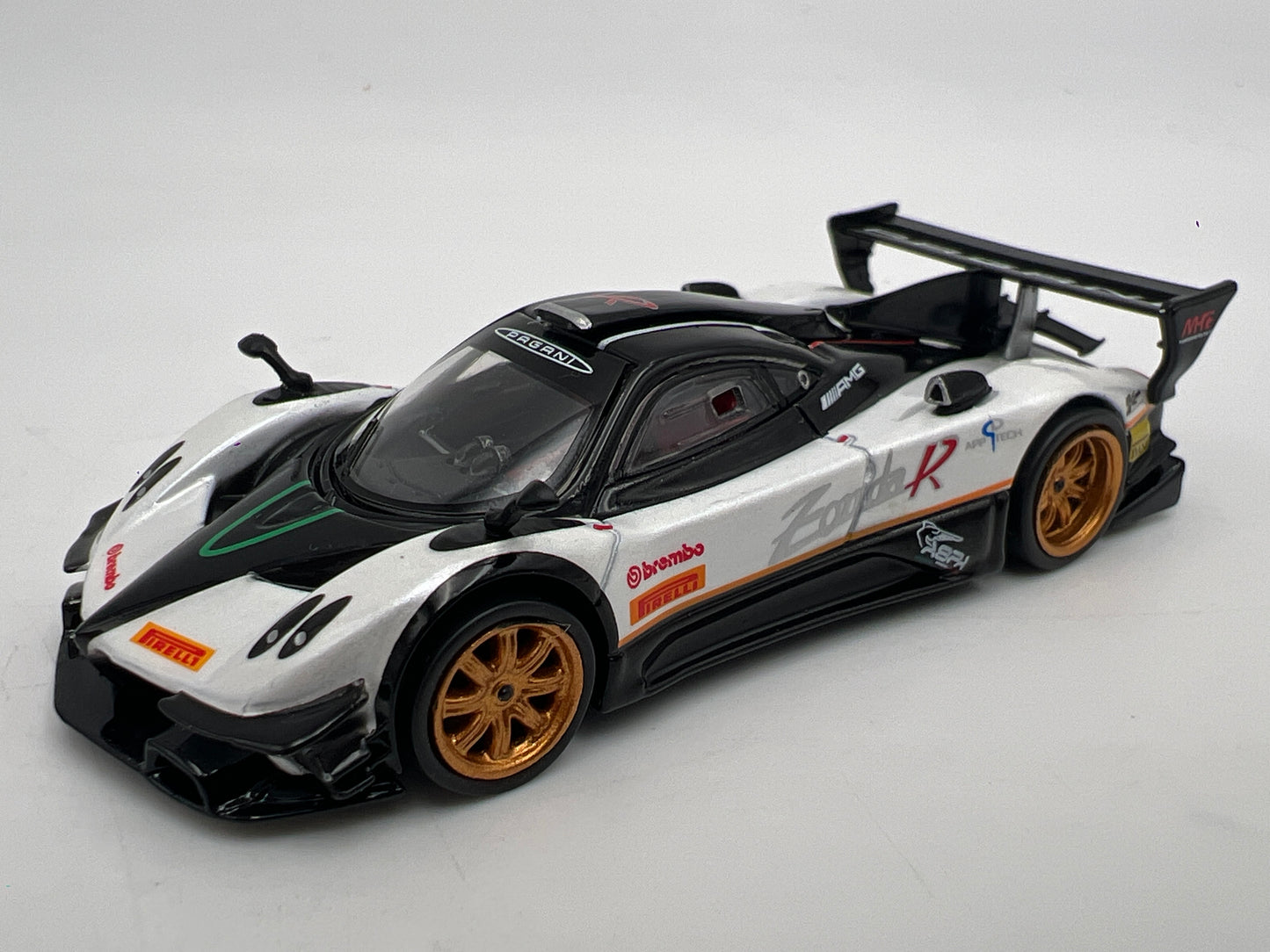 Tarmac Works x Global 64 Pagani Zonda Revolucion Bianco Benny White
