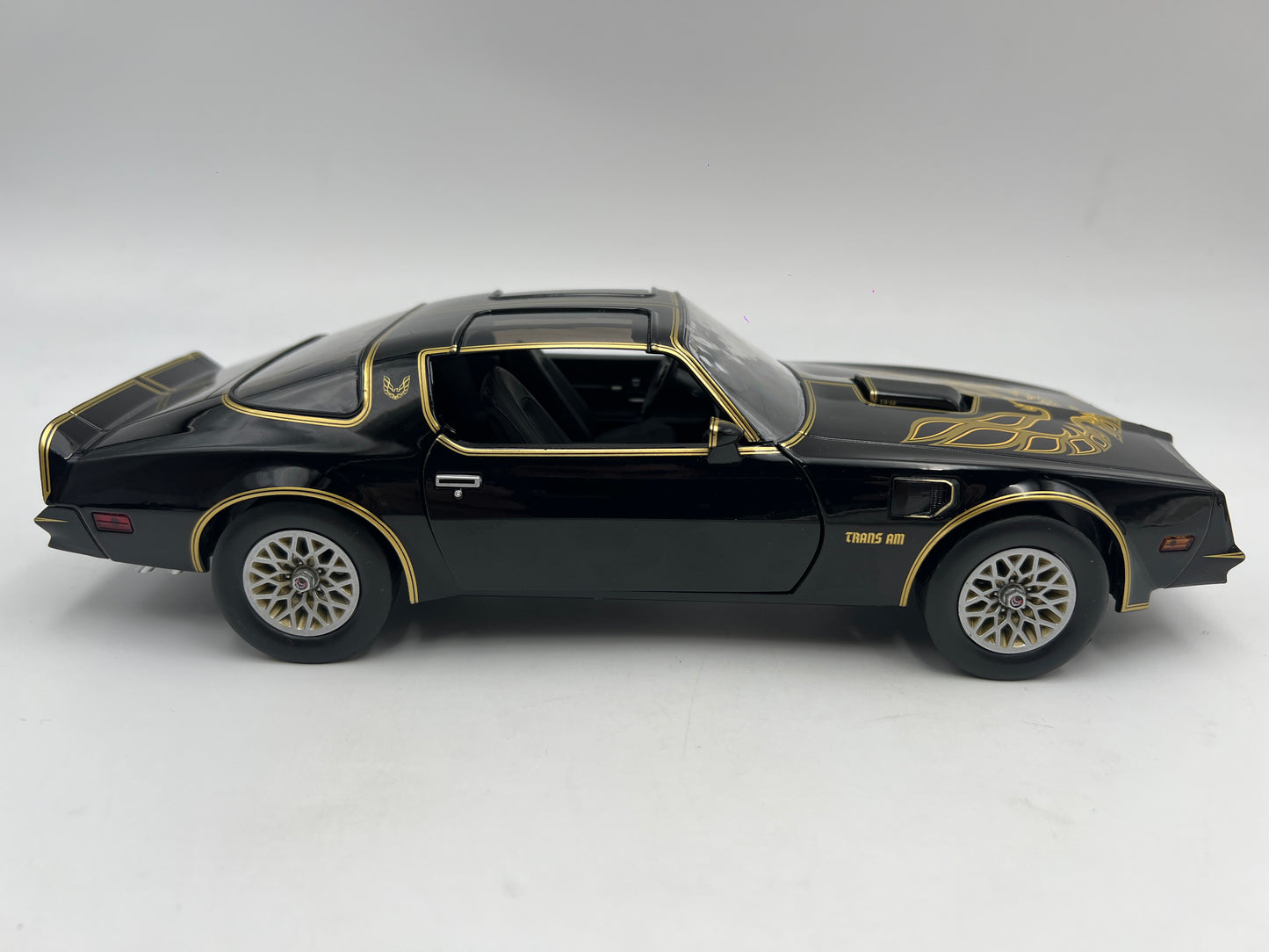 Greenlight x Artisan 1:18 Scale Loose Smokey & The Bandit 1977 Pontiac Firebird Trans Am Black