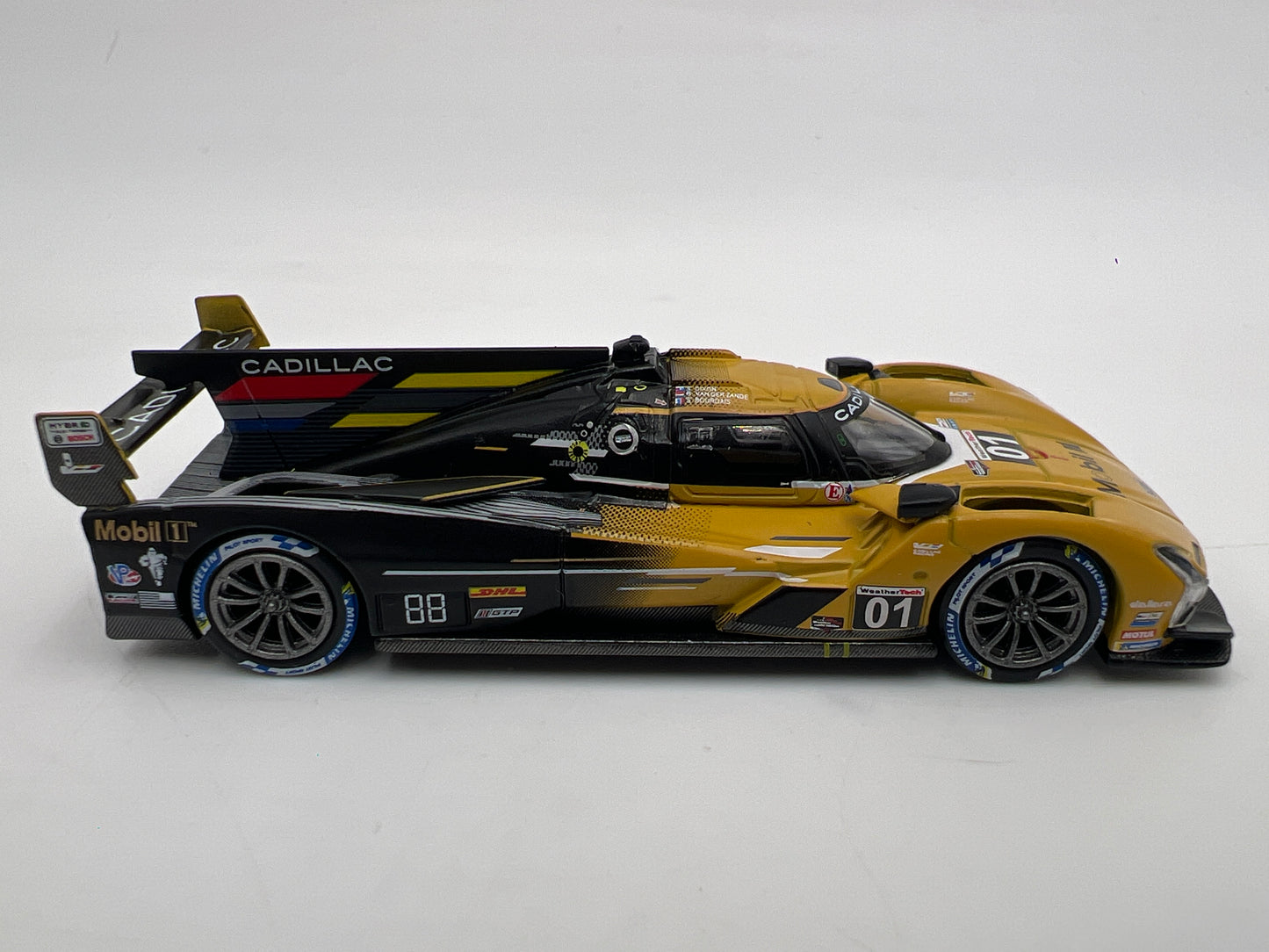 Mini GT #1004 Cadillac V-Series.R #01 2024 IMSA Sebring 12 Hrs Cadillac Racing Mobil 1