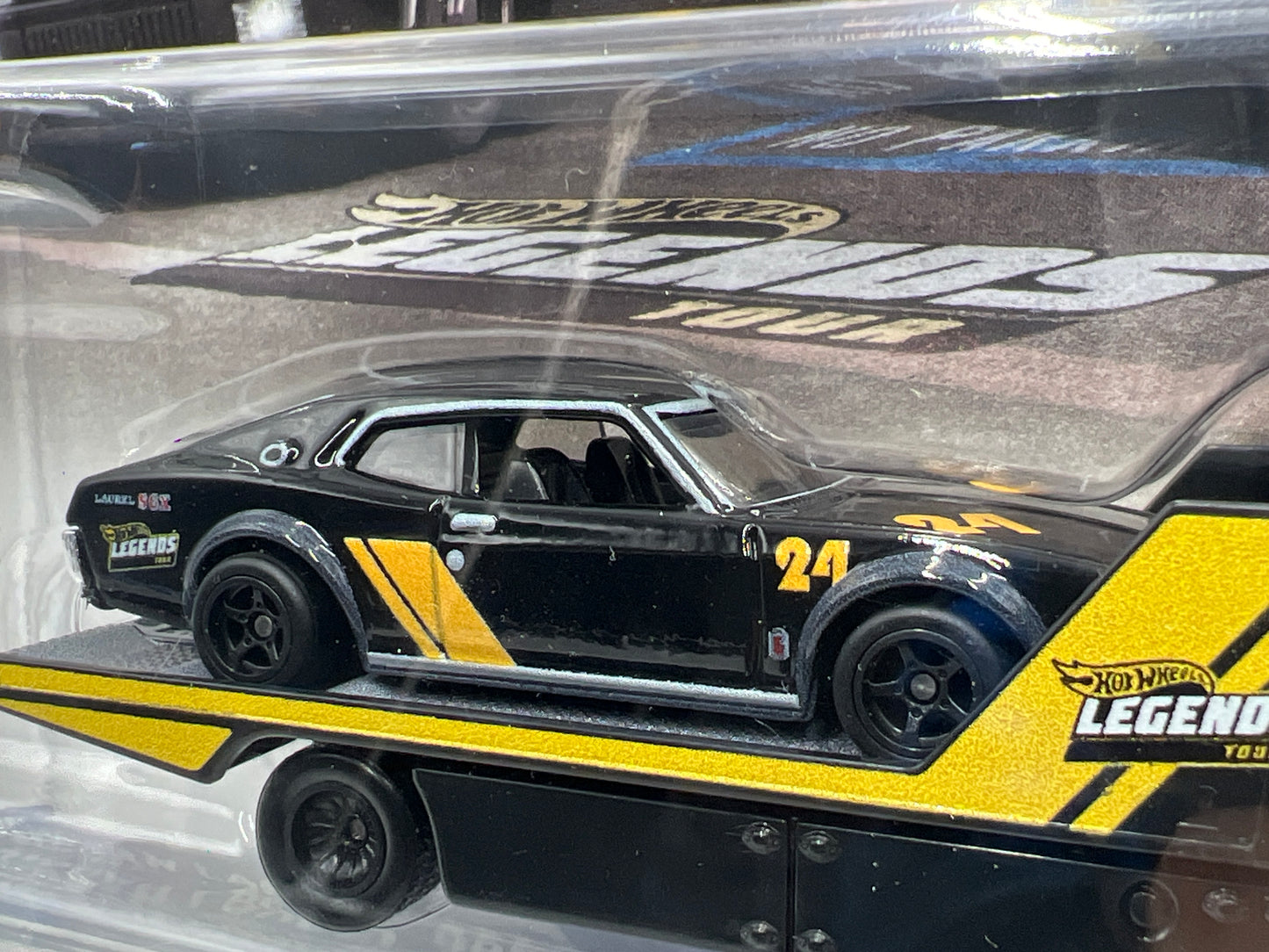 2025 Hot Wheels Car Culture Team Transport Legends Tour Nissan Laurel 2000 SGX & Aero Lift Black 280C