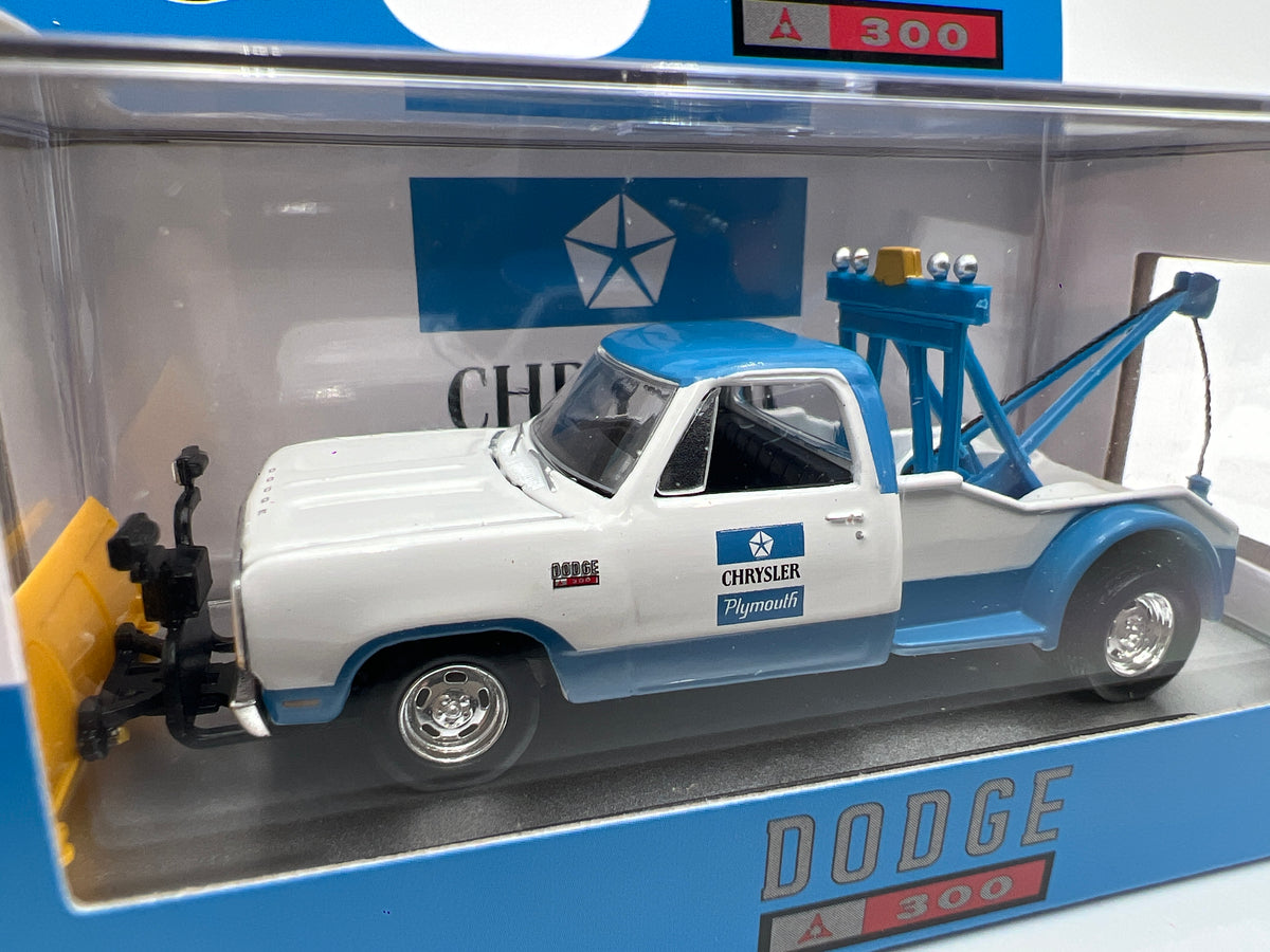 M2 Machines R111 1972 Dodge D-300 Tow Truck Blue/White