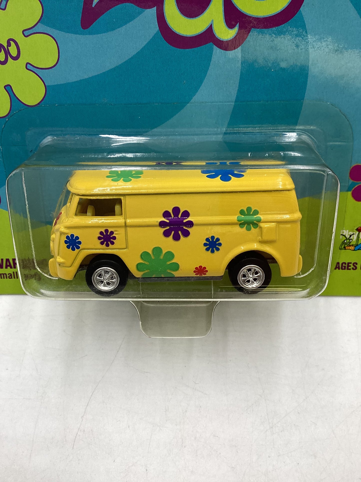 Johnny Lightning Luv Bus Yellow 1/5000 227A