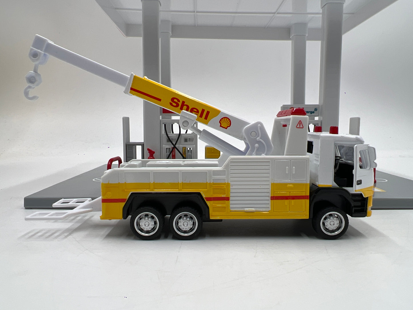 CCA 1/64 Diorama Assembly Playset Shell Gas Station W/Volvo Trucks