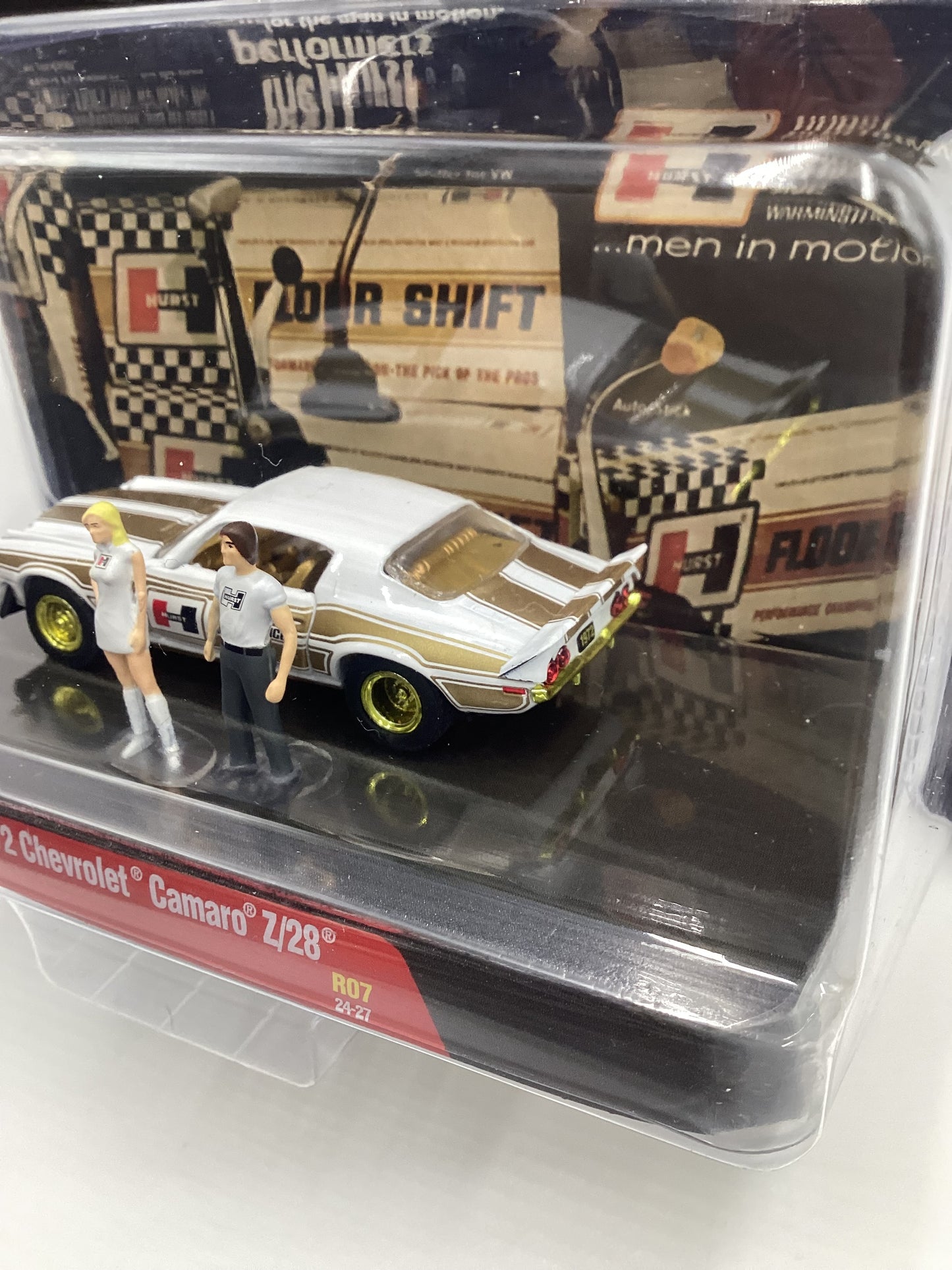 M2 Machines Diorama Hurst 1972 Chevrolet Camaro Z/28 R07 CHASE White