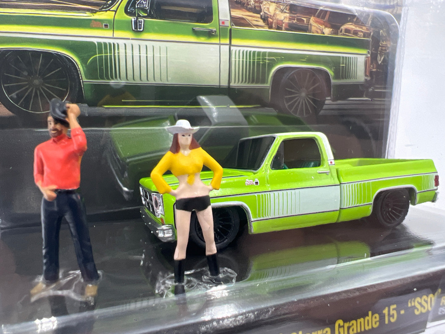 M2 Machines Diorama Downtown Vibes Sierra Rides 1976 GMC Sierra Grande 15 SS02 Green R11 198F
