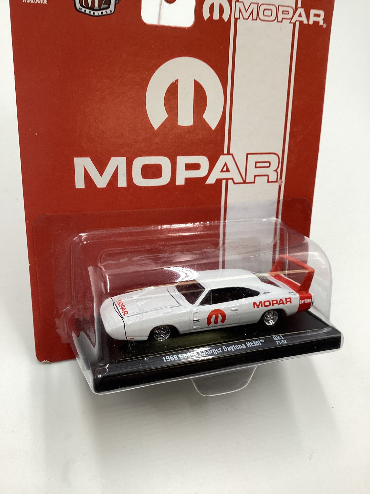 M2 Machines Auto Driver Mopar 1969 Dodge Charger Daytona Hemi White R81 192E