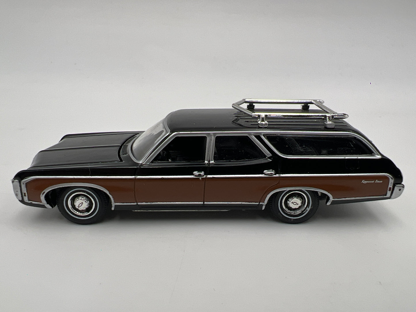 Auto World 1/64 Muscle Wagons 1969 Chevy Kingswood Estate Black Loose