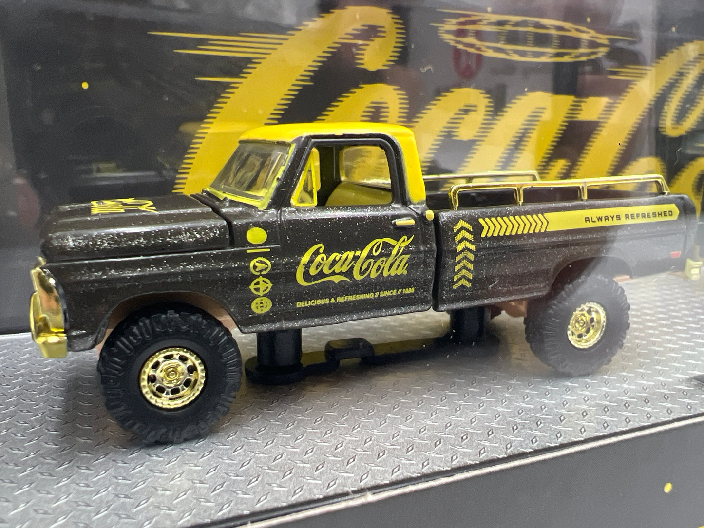 M2 Machines Auto Haulers TW48 CHASE Coca Cola 1969 Ford F-100 Ranger 4x4 & 1995 Ranger XLT