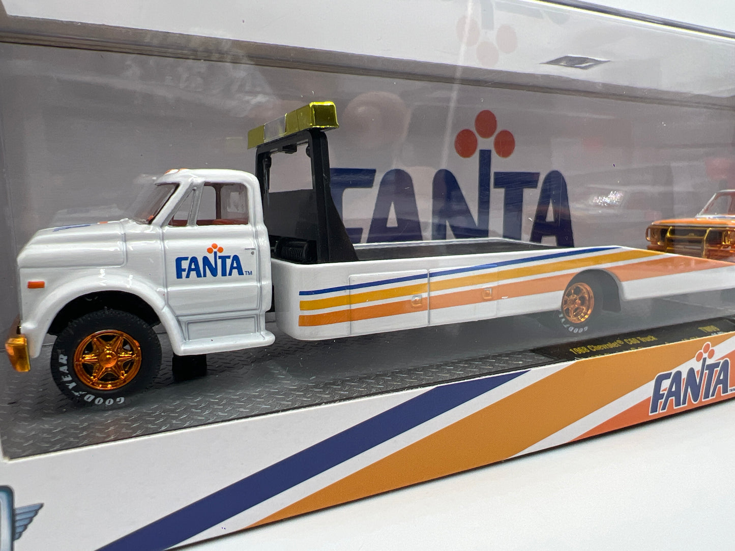 M2 Machines Auto Haulers CHASE Fanta 1958 Chevrolet C60 Truck & 1973 Chevrolet Cheyenne Super 10 4x4 TW09
