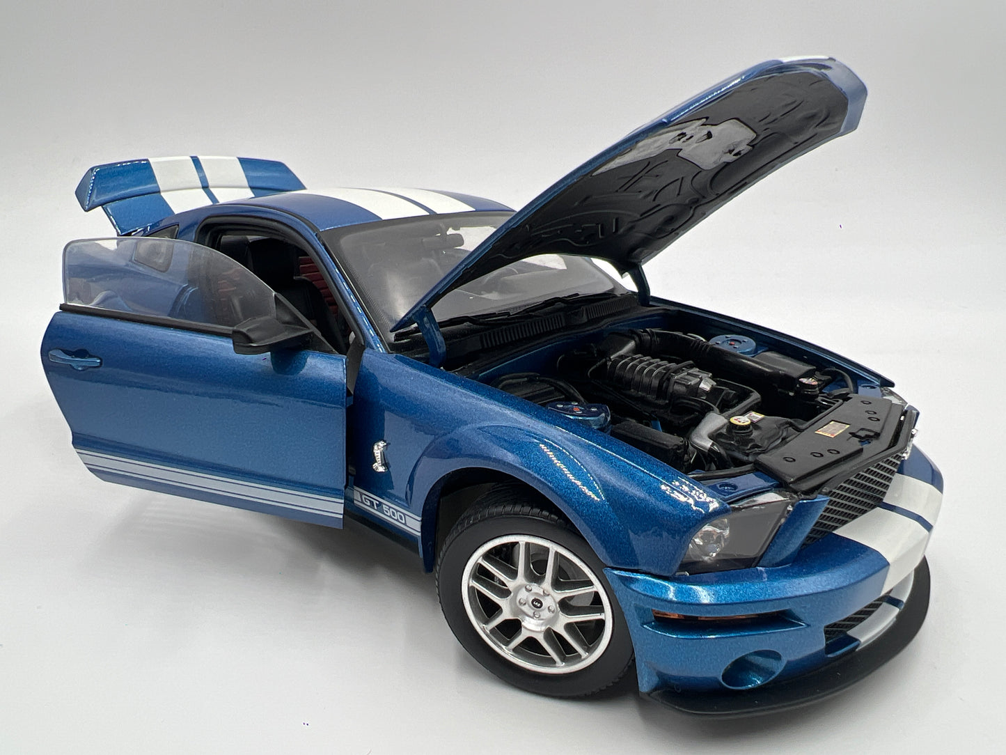 Shelby Collectibles 1:18 Scale Loose 2007 Shelby GT500 Blue/White