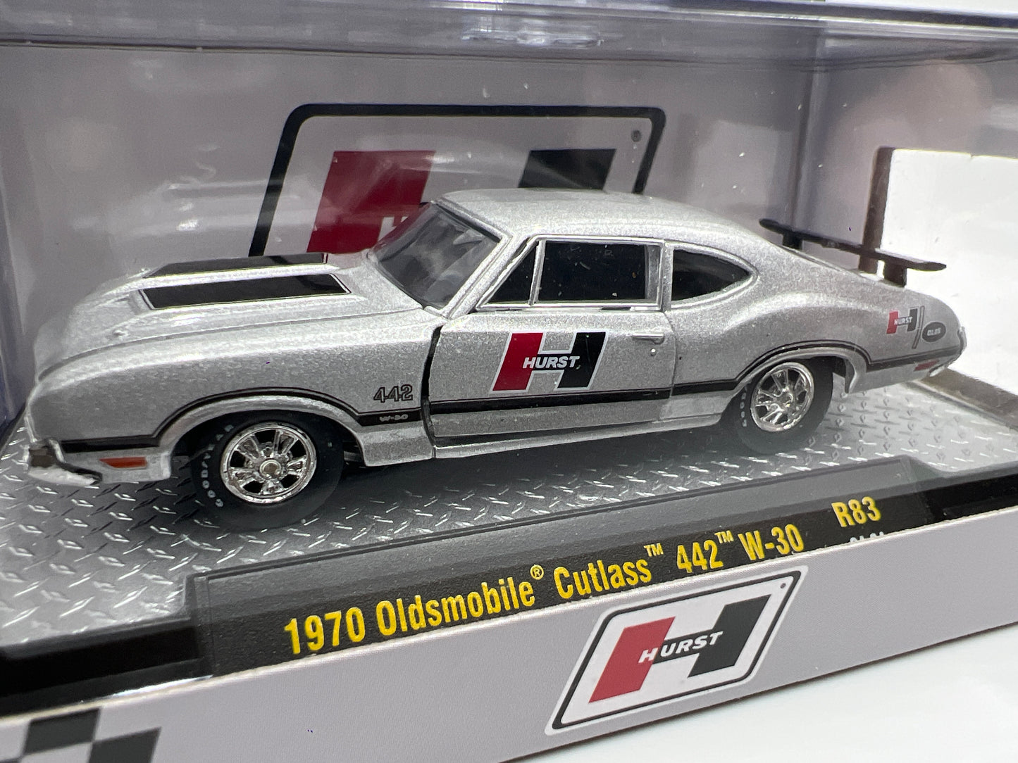 M2 Machines Hurst 1970 Oldsmobile Cutlass 442 W-30 Silver R83