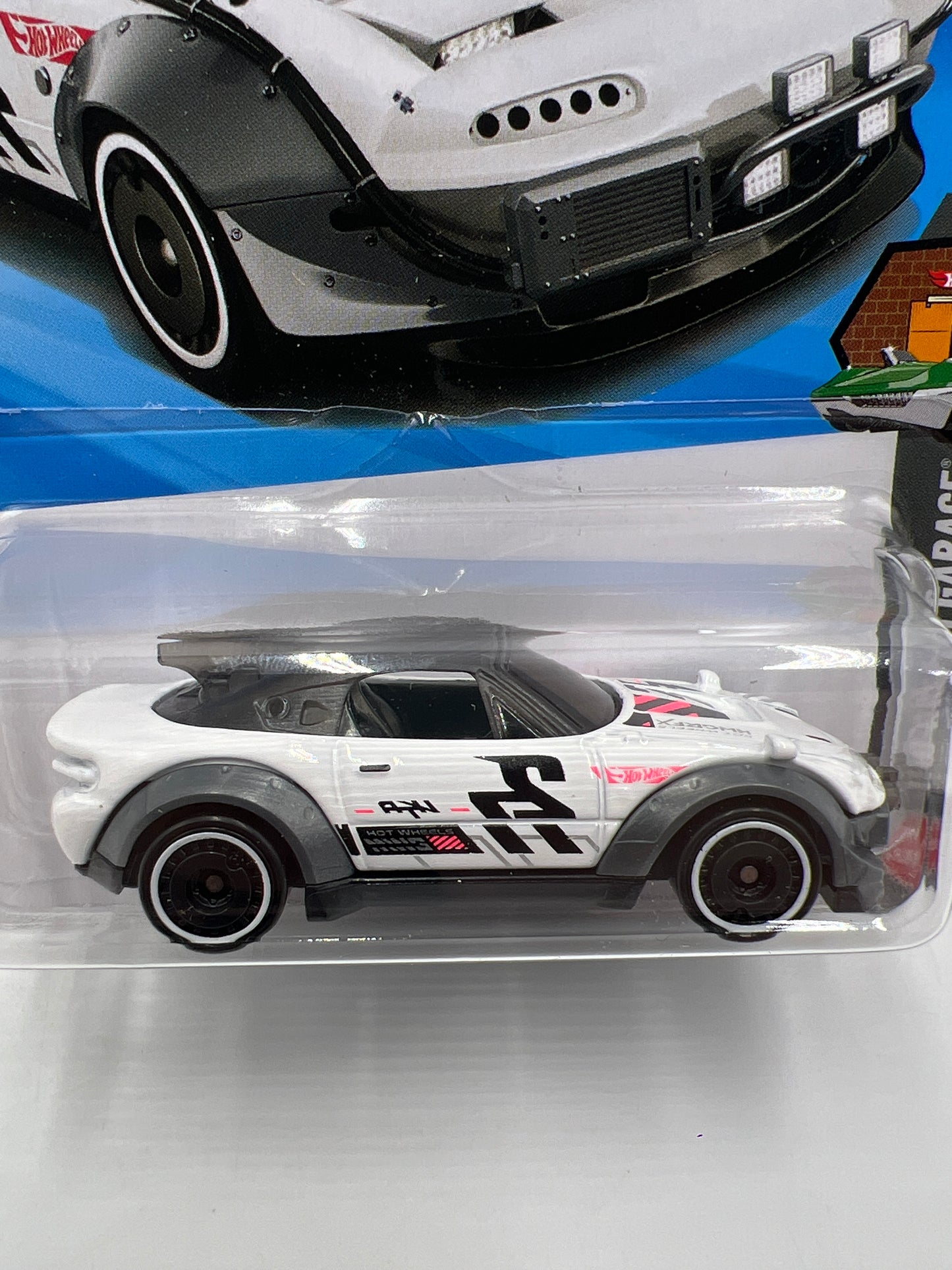 2026 Hot Wheels B Case HW Dream Garage #1 Mazda MX-5 Miata White 86G