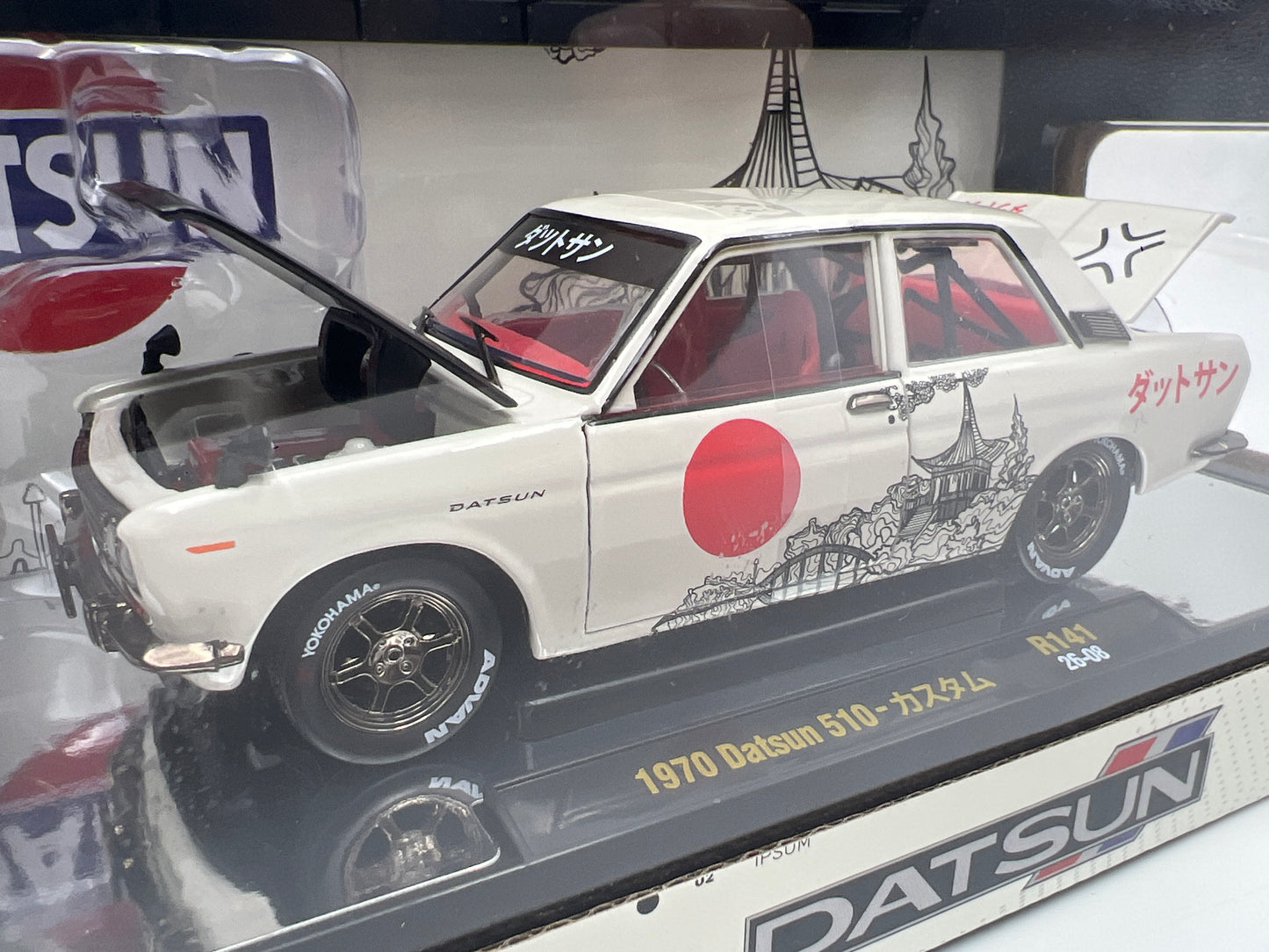 M2 Machines 1/24 R141 CHASE 1970 Datsun 510 White