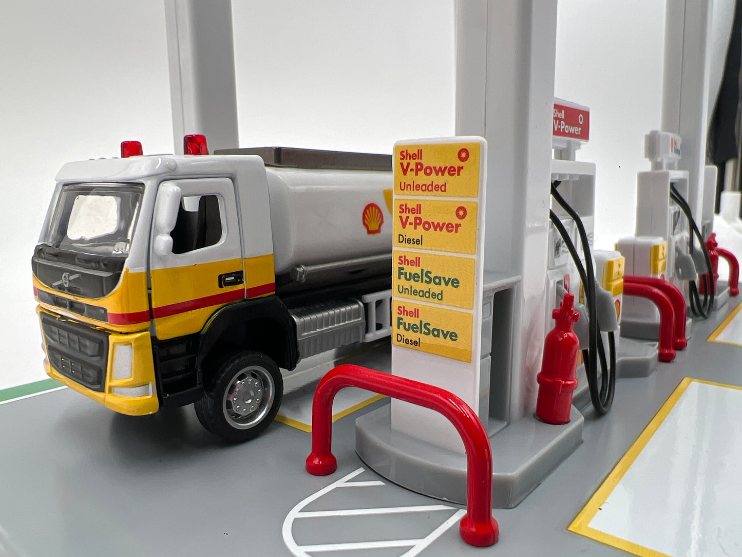 CCA 1/64 Diorama Assembly Playset Shell Gas Station W/Volvo Trucks