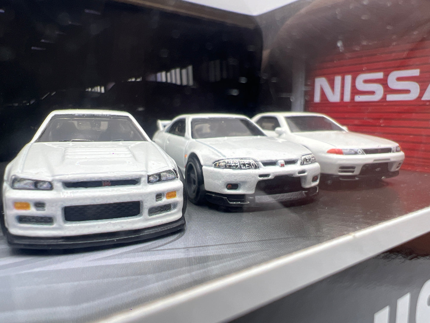 Hot Wheels Premium Diorama Garage Set Nissan Skyline GT-R & Retro Rig White