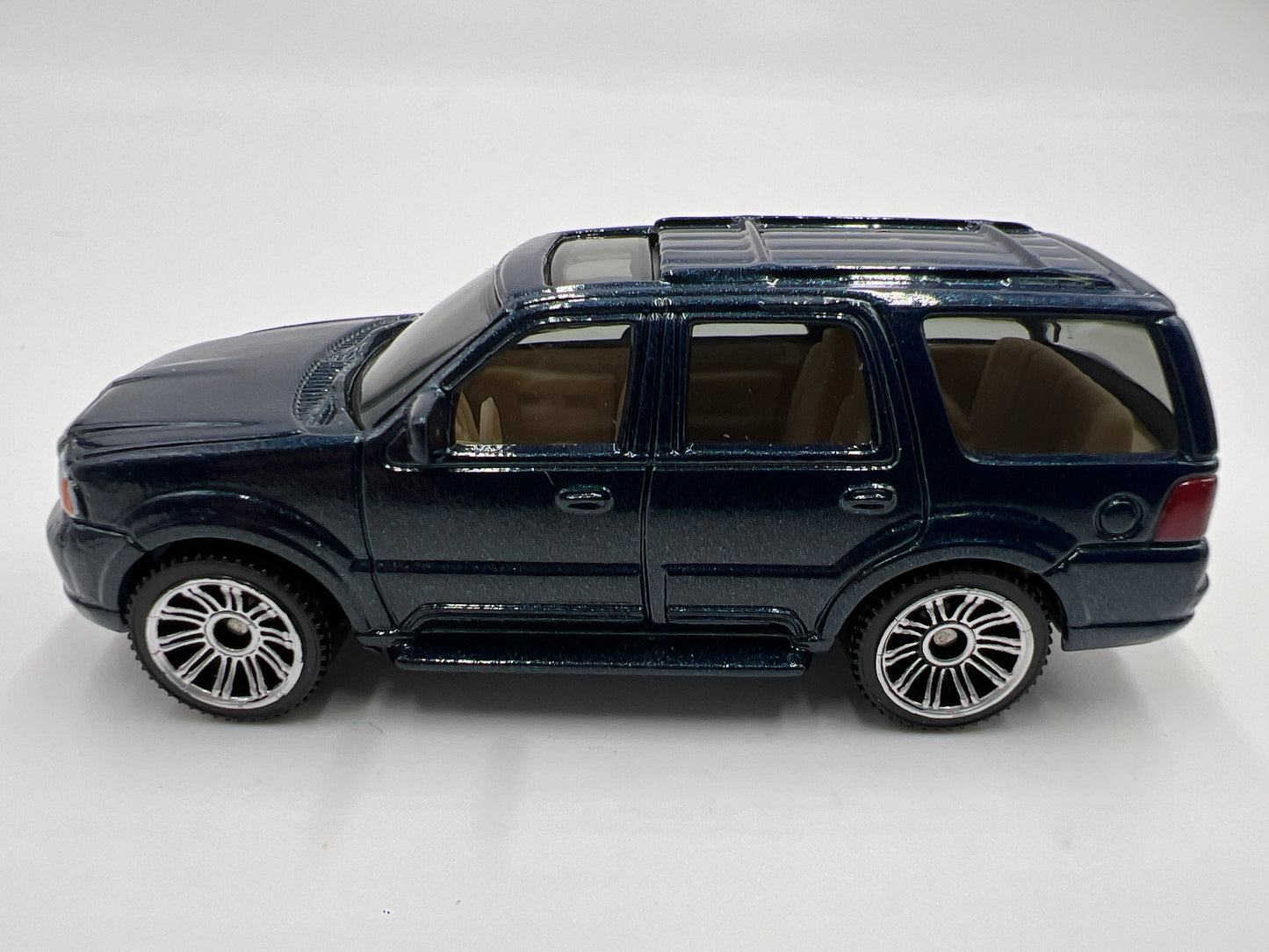 Matchbox 1/64 Lincoln Navigator Dark Blue Loose